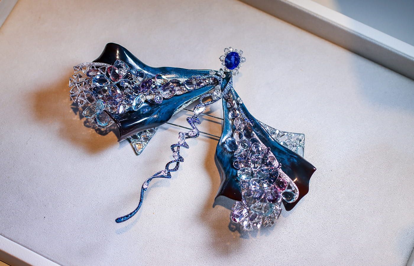 Feng J ‘A Dragonfly Wearing Moonlight’ brooch with an oval unheated sapphire, double rose-cut pink sapphires, aquamarines, black spinels, rose-cut diamonds and diamond beads with lacquer on titanium and 18k gold