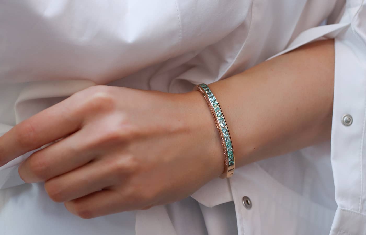  Jochen Leën Paraiba tourmaline and diamond bangle set in rose gold