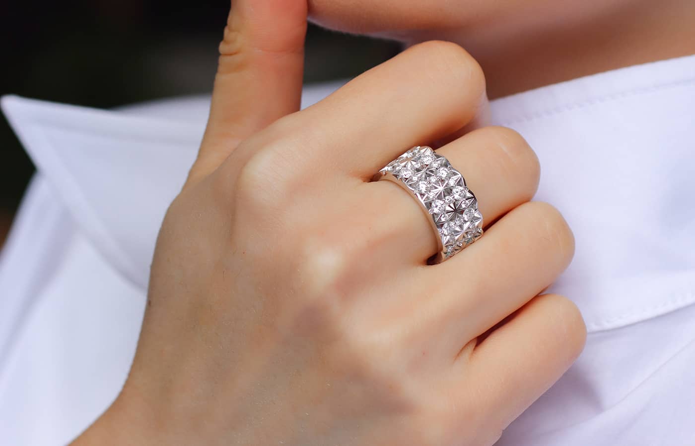  A diamond band ring by Jochen Leën 