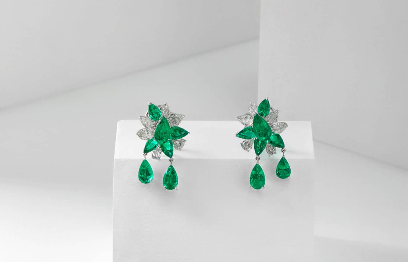  Estée earrings by Alok Lodha featuring 20 cts of pear-shaped Colombian emeralds and brilliant cut diamonds 