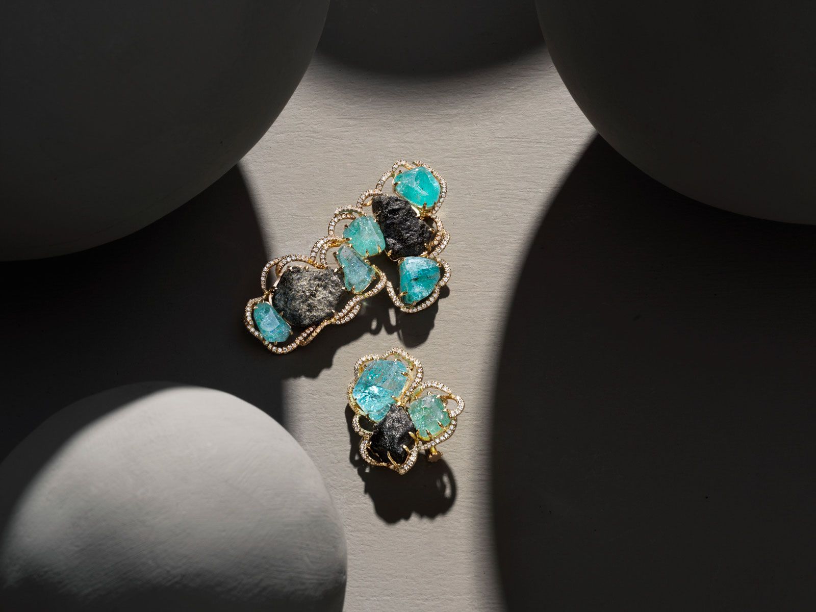 Jochen Leën jewellery pieces with Paraiba tourmaline, diamonds and original Martian meteorites set in yellow gold