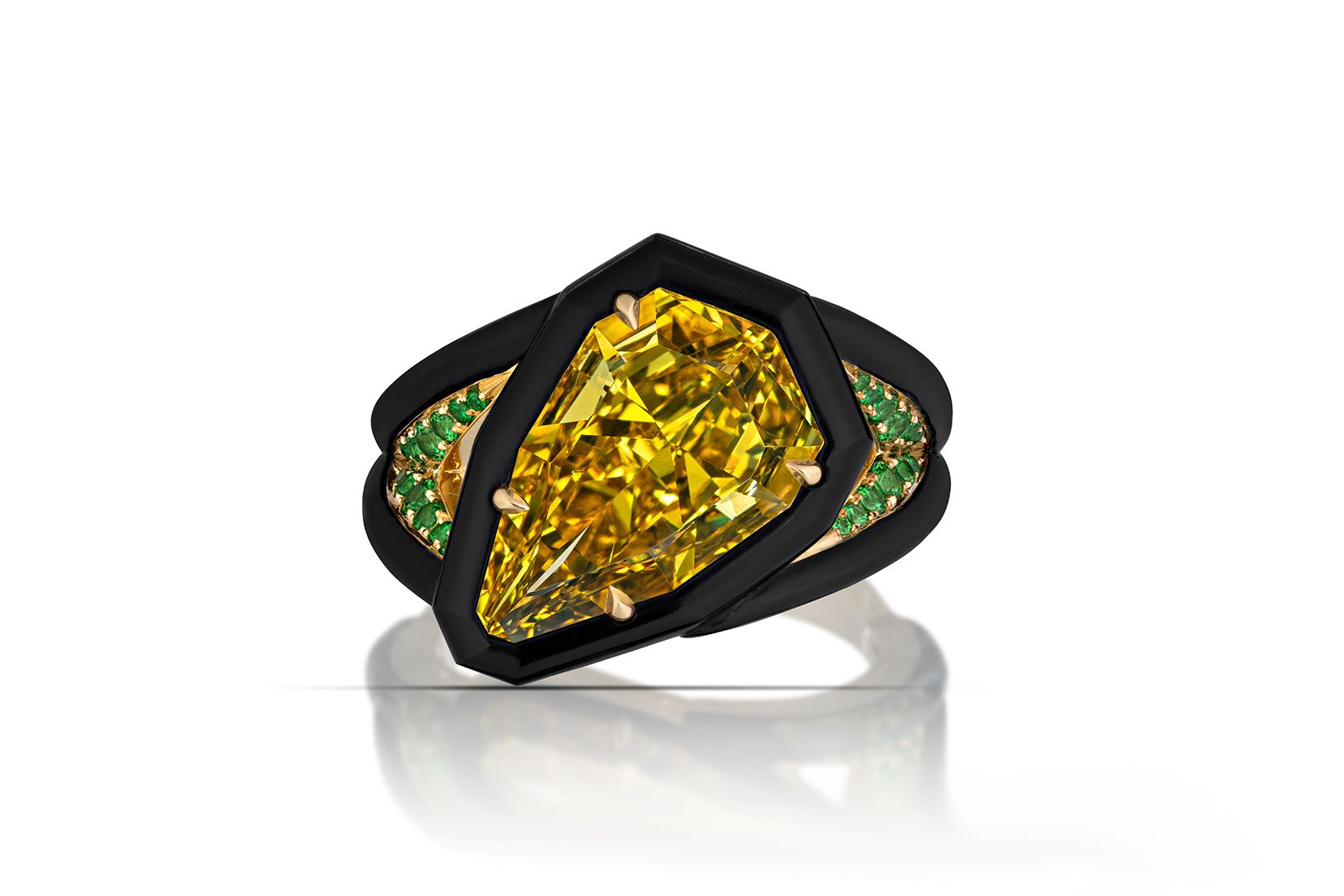  AGTA Spectrum Awards™ 2022 Fashion Forward & Evening Wear - 1st Place - Jeffrey Bilgore of Jeffrey Bilgore, LLC with an 18k yellow gold and black ceramic ring featuring a 4.03 carat natural fancy deep yellow diamond accented with 15 tsavorite garnets 