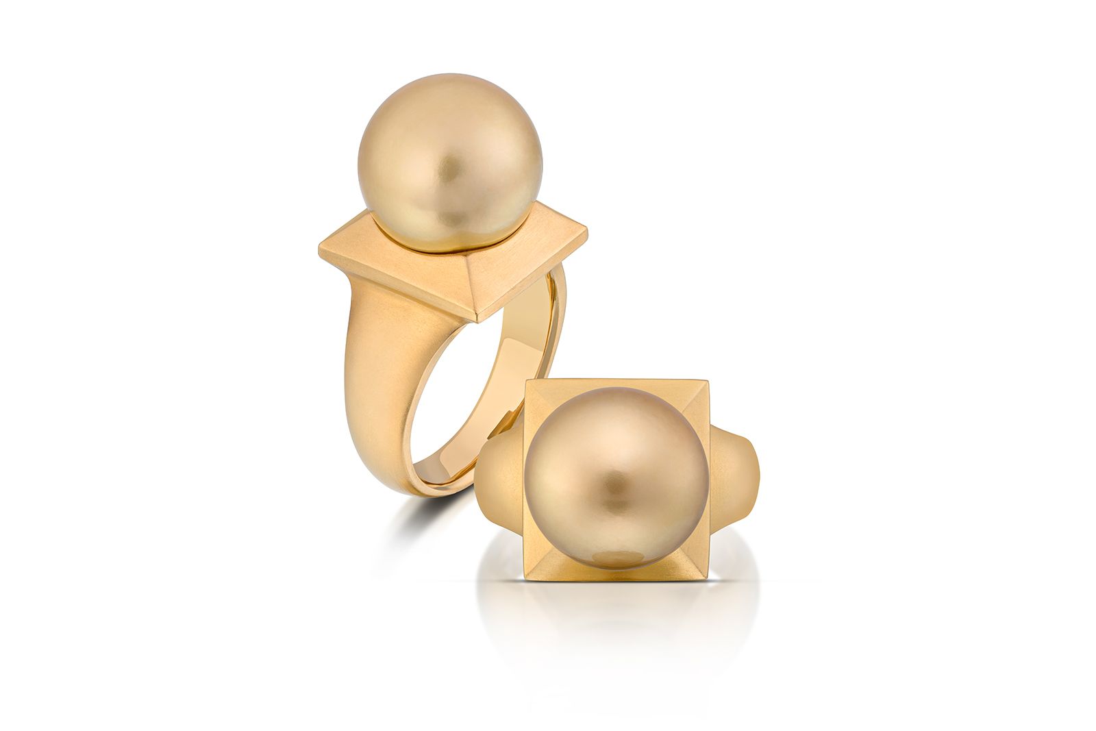  AGTA Spectrum Awards™ 2022 Evening Wear 2nd Place & Best Use of Pearl – Laurie Reid of LFR Studios with a 22k yellow gold ring featuring a 13.2 mm cultured golden South Sea pearl 