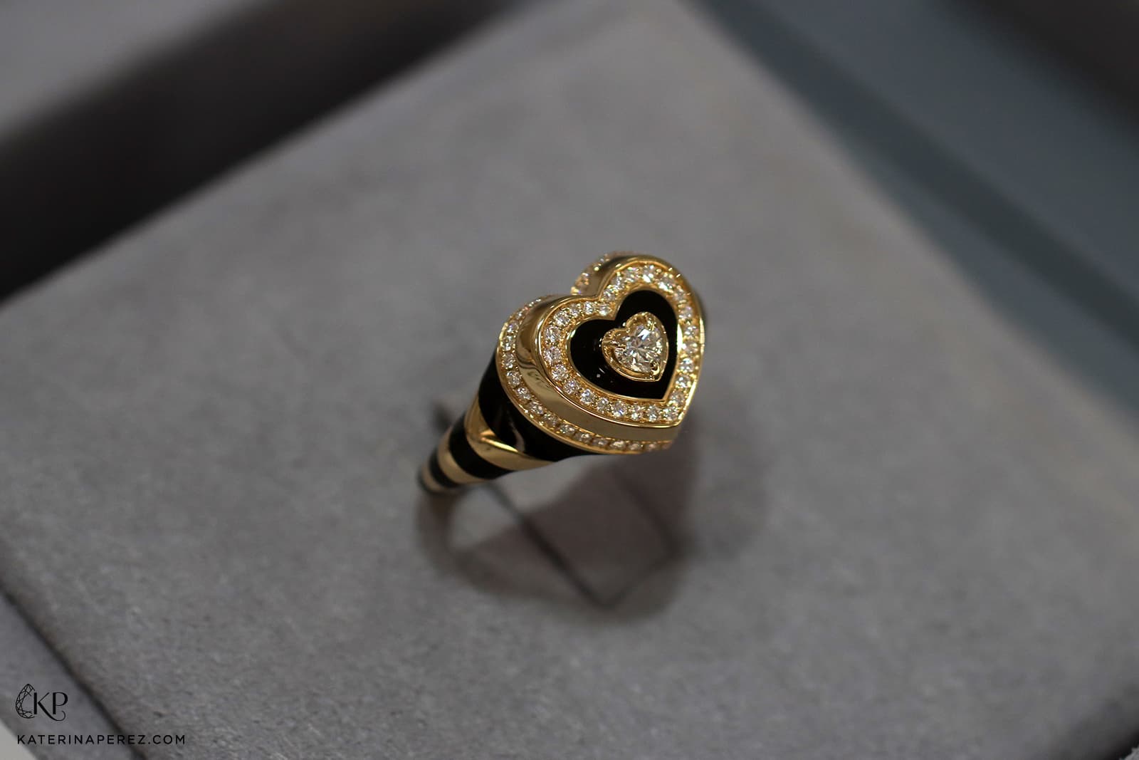  State Property Utama Jet Black ring with enamel and diamonds in 18k yellow gold 