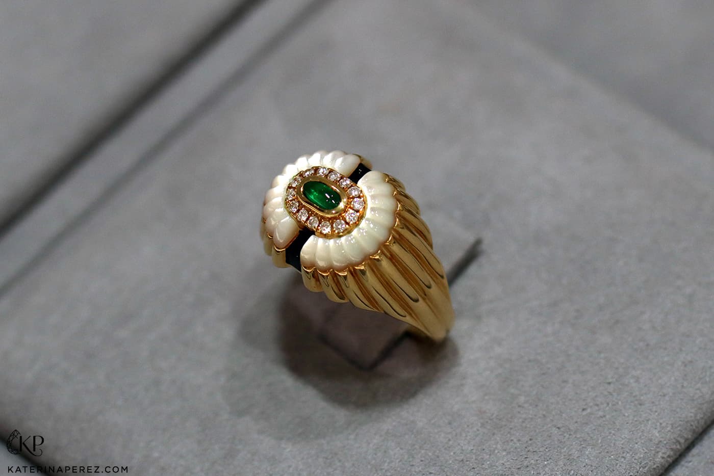  State Property Alara Snowdrop Signet ring with emerald, white diamonds, mother of pearl and black enamel in 18k yellow gold 