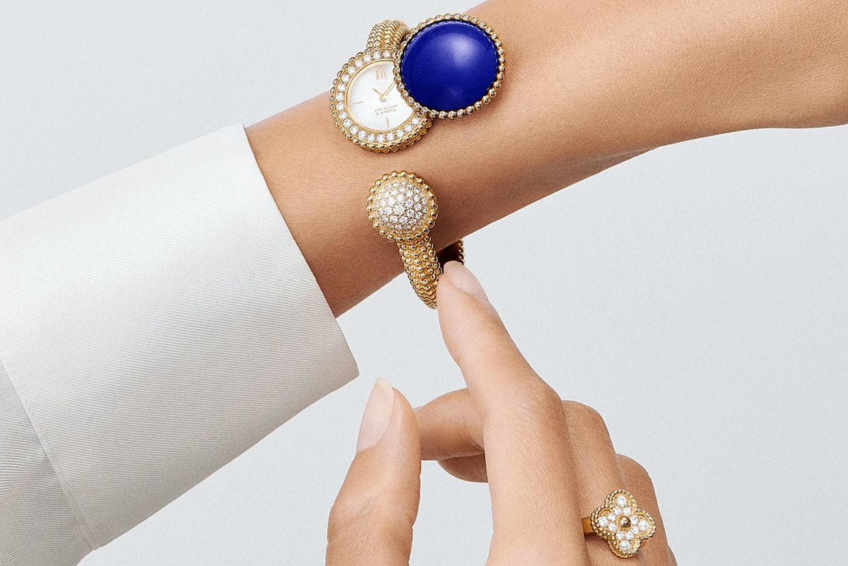  Van Cleef & Arpels Perlée Toi & Moi secret watch in yellow gold, diamond, lapis lazuli and white mother-of-pear
