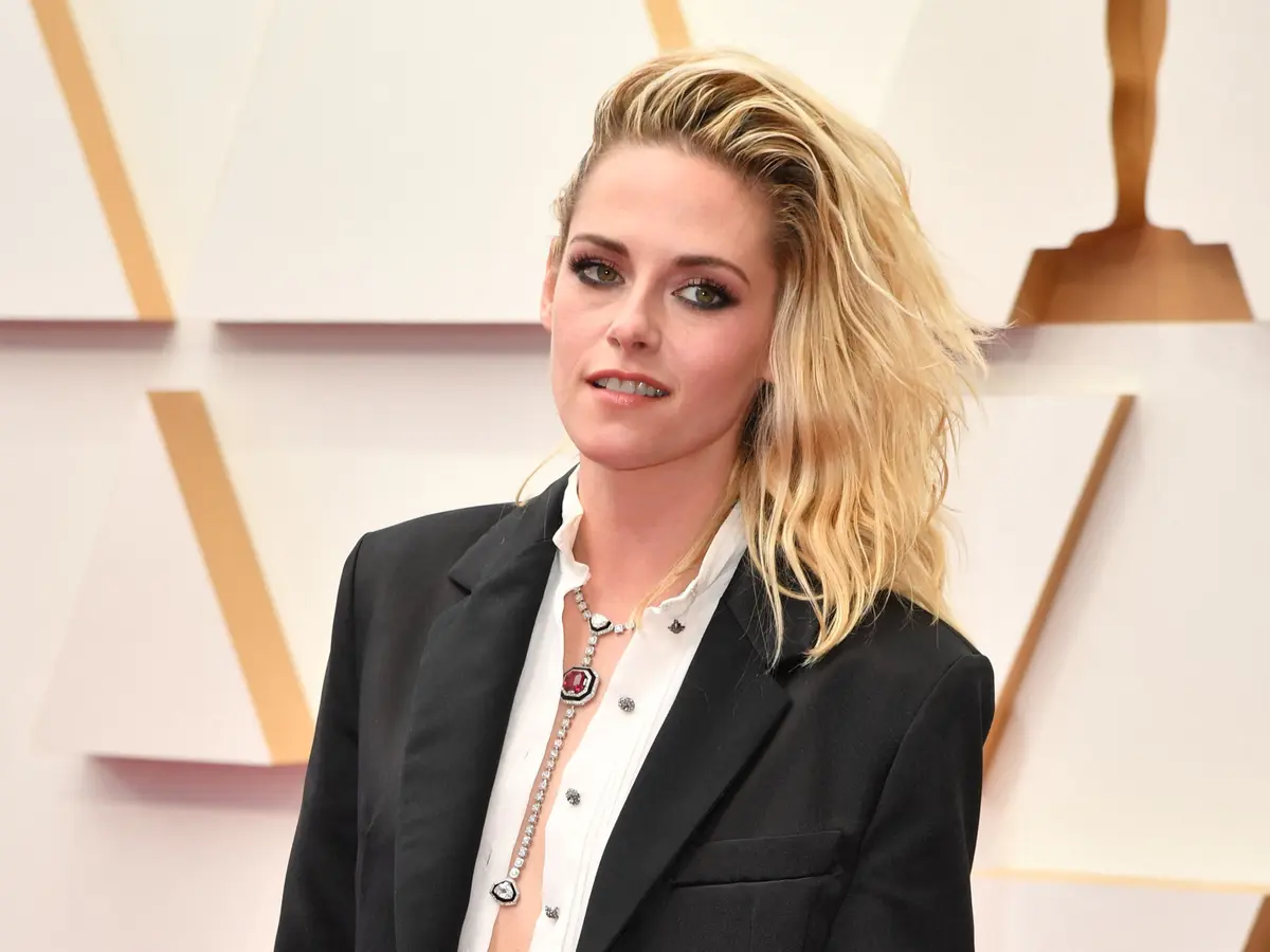  Kristen Stewart in Chanel including a necklace with onyx, spinel and diamonds at the Oscars 2022