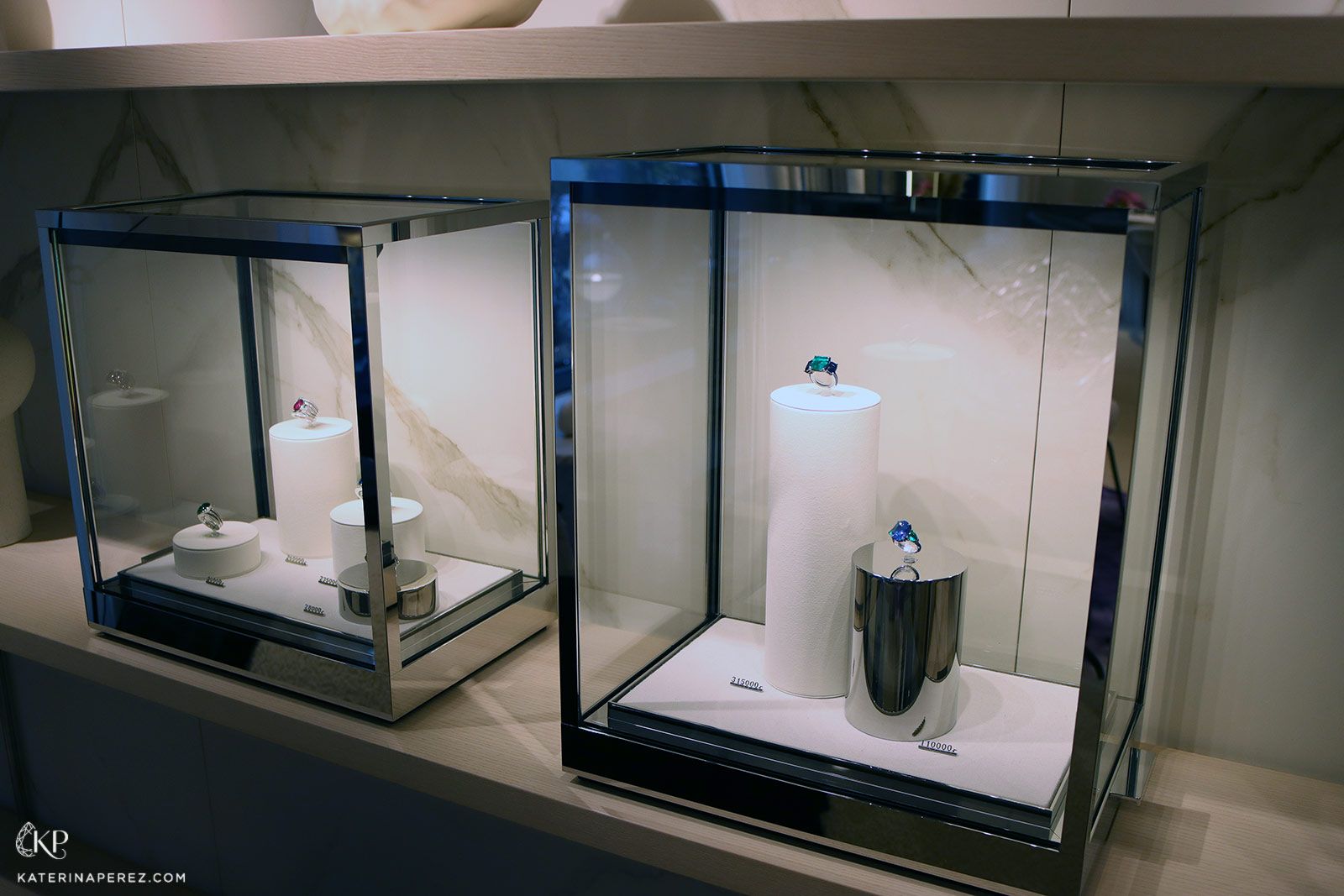  Bucherer Fine Jewellery display case in Frankfurt featuring emerald and sapphire Cocktail rings