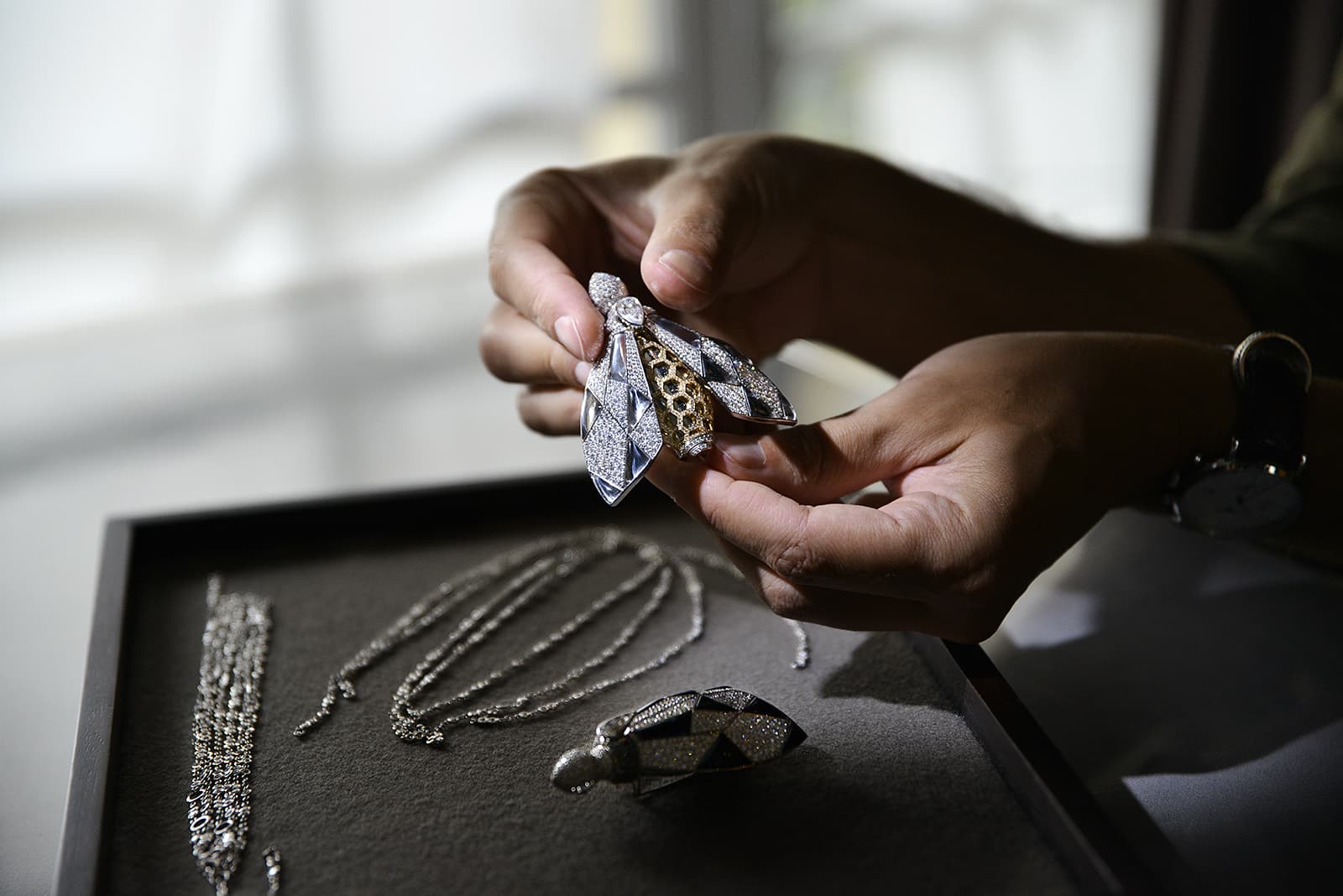  Making of the Black Bee Prestige Guerlain Perfume Bottle by Lorenz Bäumer & Baccarat