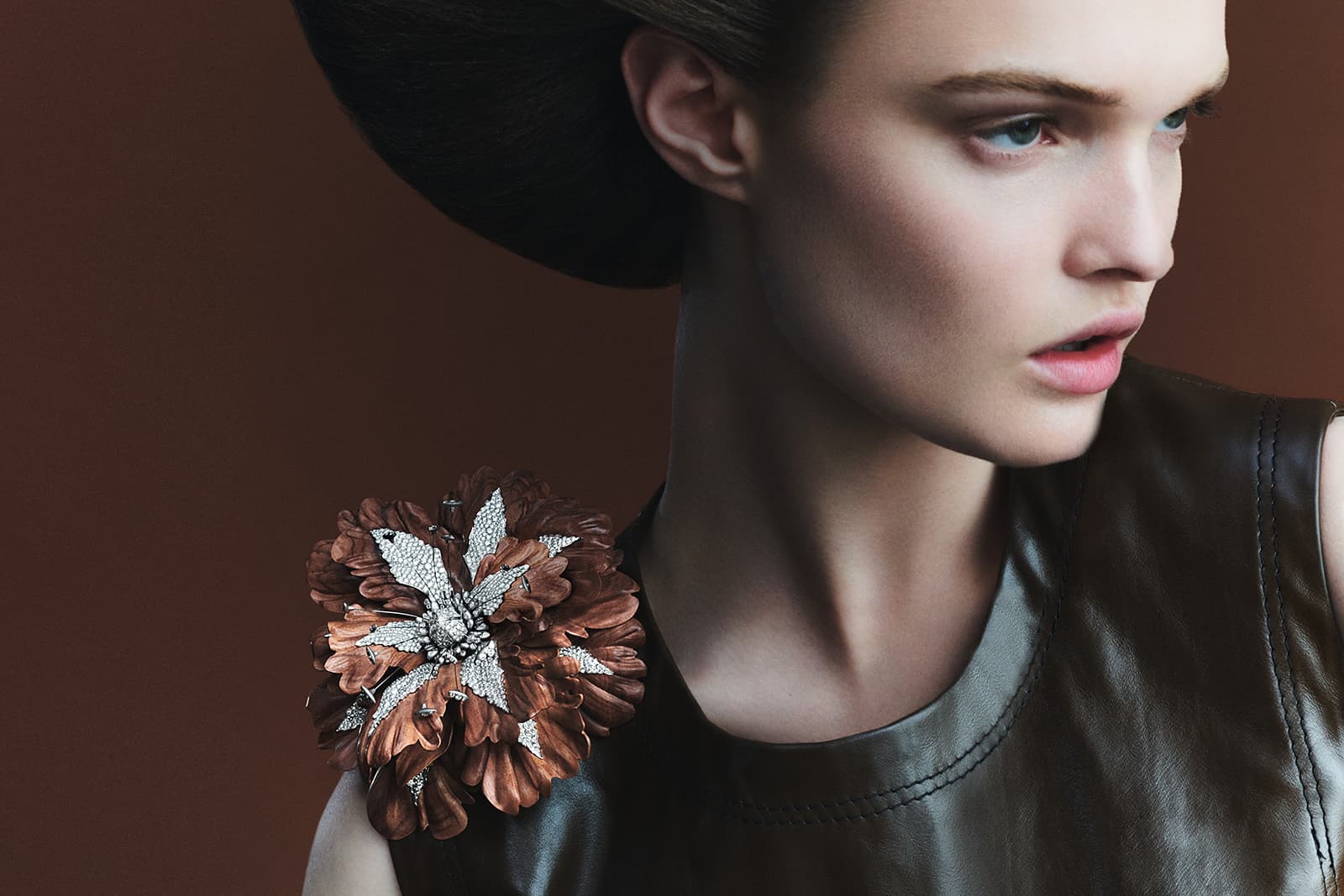  Model wearing Boucheron Bois Diamant brooch from the Carte Blanche Ailleurs High Jewellery collection in Palissandre Santos wood, diamond and white gold 