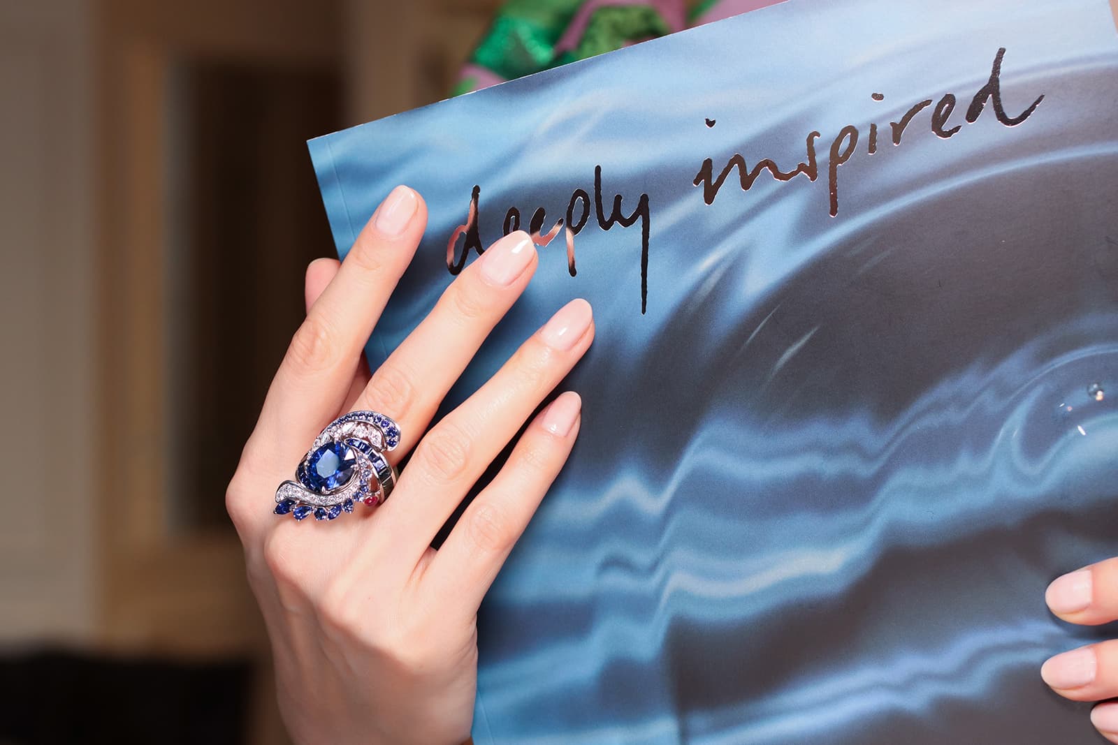Gübelin Jewellery Splendid Feather ring in white cold, sapphire and diamond