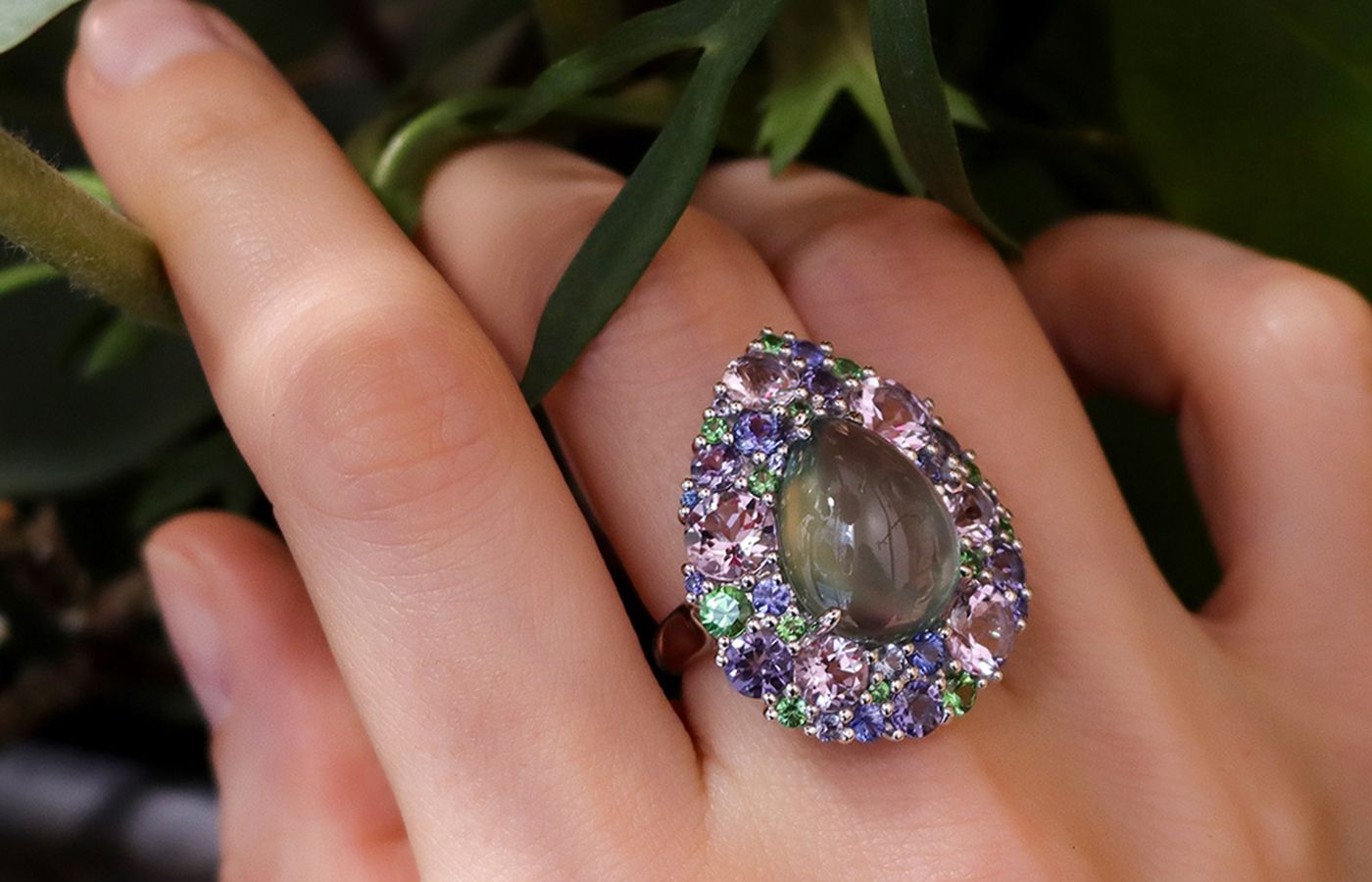   Isabelle Langlois Emotion Poire ring in white gold, prehnite, Rose de France, sapphire, iolite and tsavorite