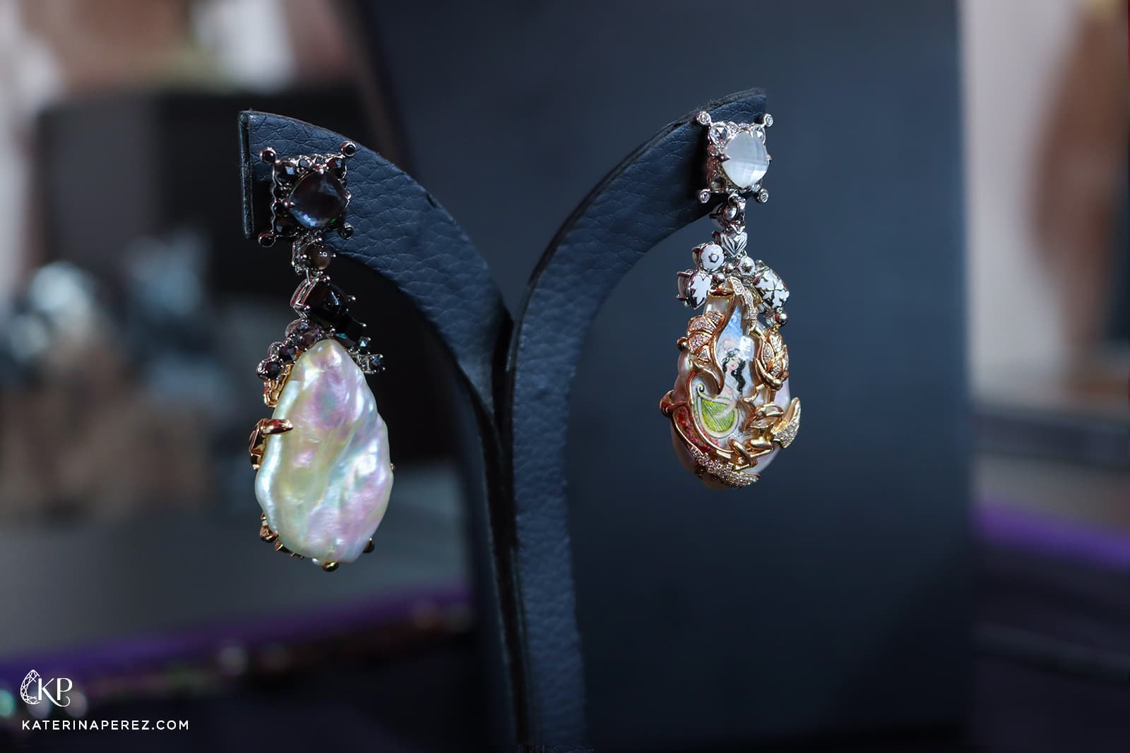  The front and reverse side of the Alessio Boschi Harem's Garden High Jewellery earrings