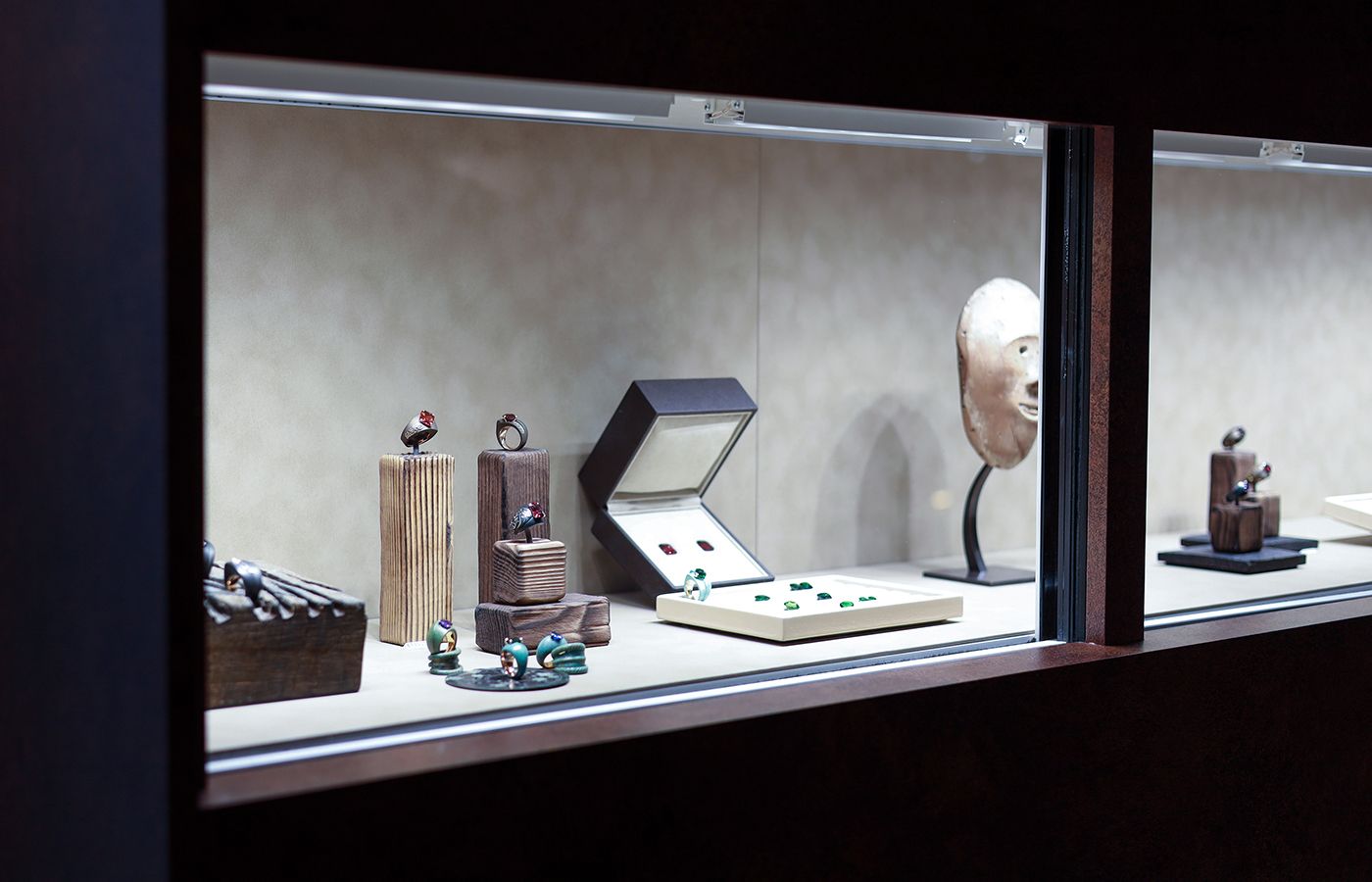  The new Philippe Guilhem Mashandy boutique in Megève features rings from the new Origyne collection