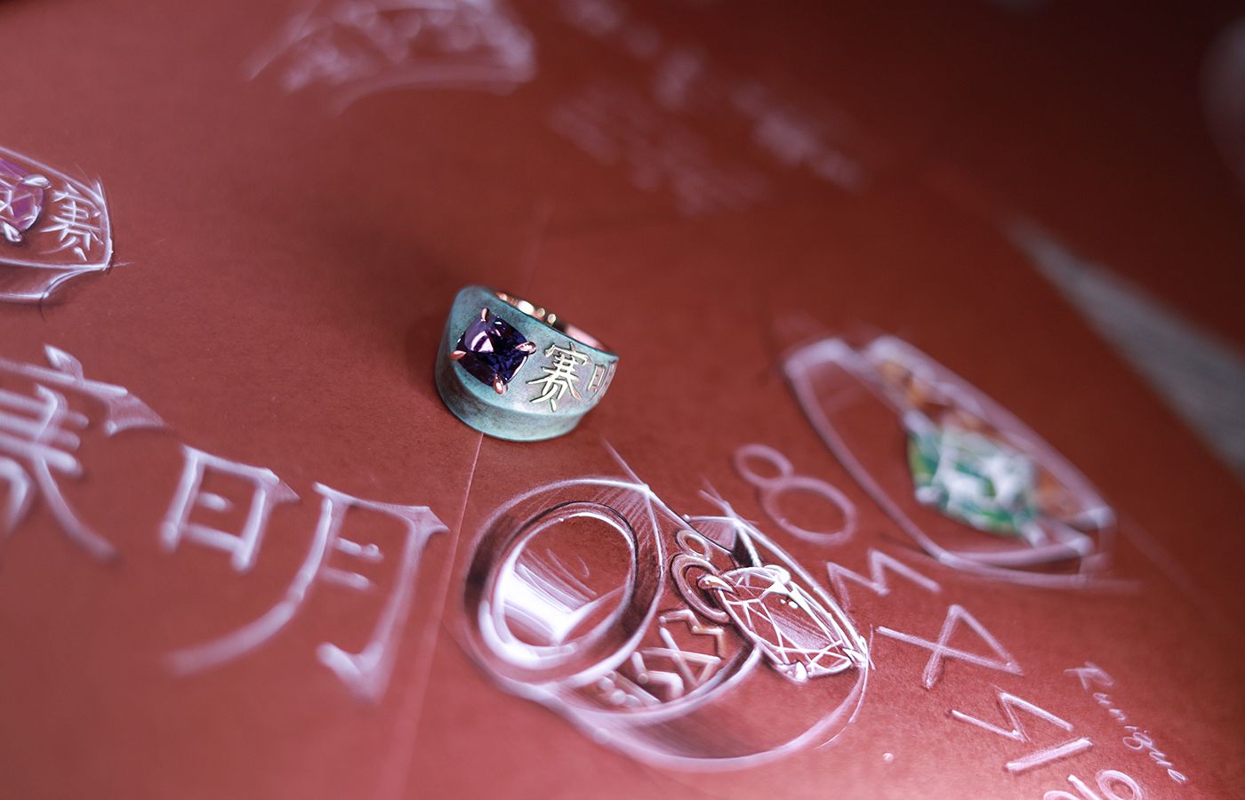 Philippe Guilhem Iryna ring with a 5.02 carat violet spinel and Chinese characters from the Mashandy Origyne collection