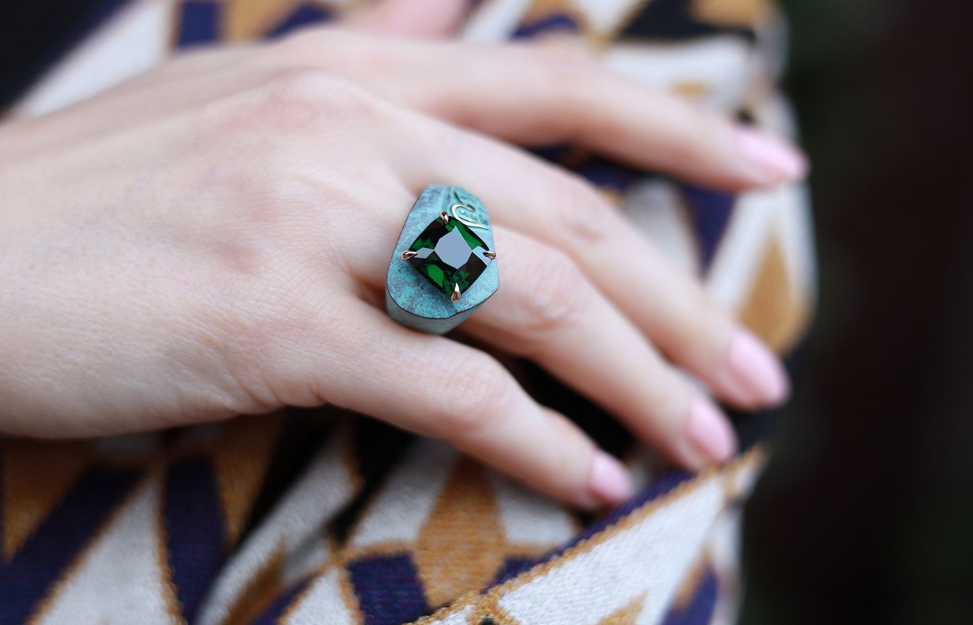 Philippe Guilhem Vya ring with an 8.35 carat tsavorite and Arabic script in patinated bronze and rose gold from the Mashandy Origyne collection