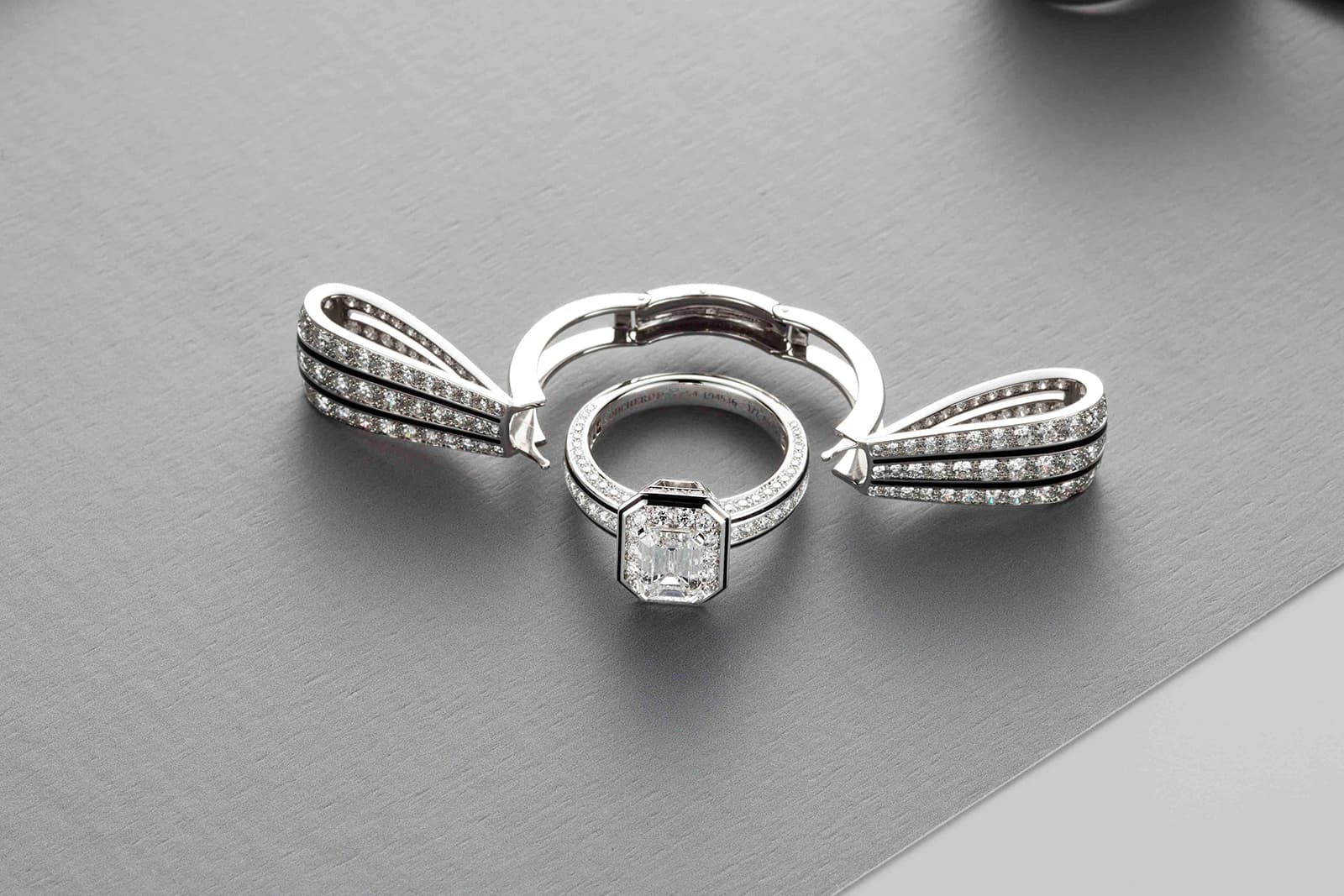  The Boucheron Nœud Diamants ring is transformable and can be worn as an emerald-cut diamond solitaire ring with a black lacquer border or as a bow tie couture ring 