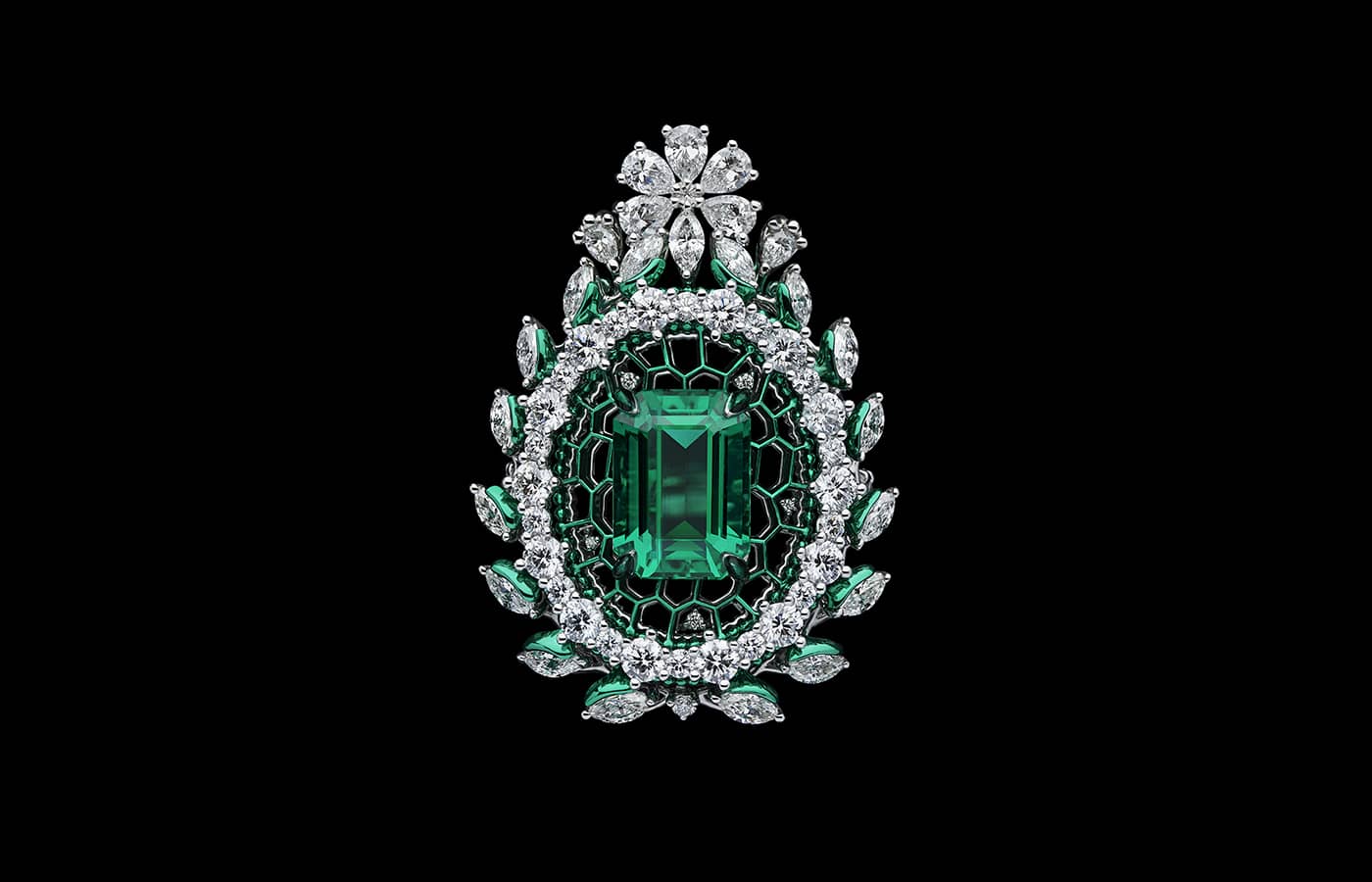  Dior Joaillerie ring in white gold, platinum, diamonds, emerald and green lacquer from the Dearest Dior High jewellery collection