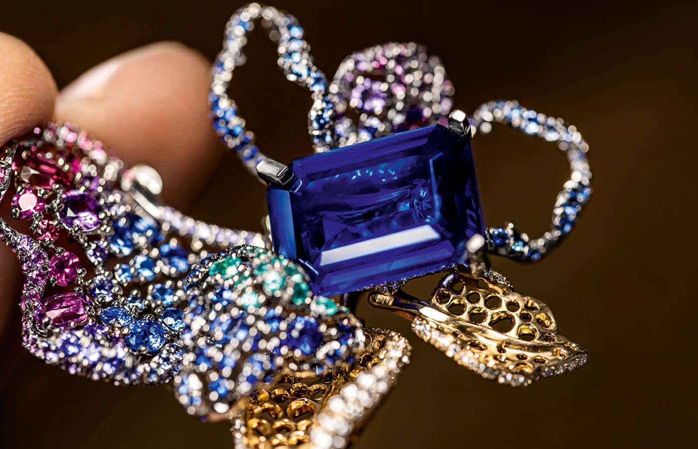  Making of the central pendant of the Dior Joaillerie Rose necklace from the Dearest Dior High Jewellery collection