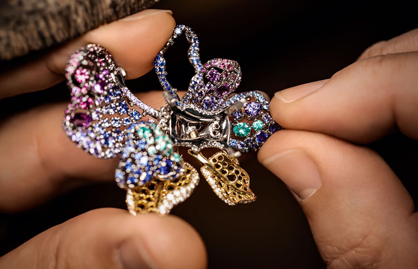  Making of the Dior Joaillerie Rose necklace in white and yellow gold, diamonds, blue and purple sapphires, tsavorite garnets, emeralds, purple and demantoid garnet, amethyst and Paraiba-type tourmaline from the Dearest Dior High Jewellery collection