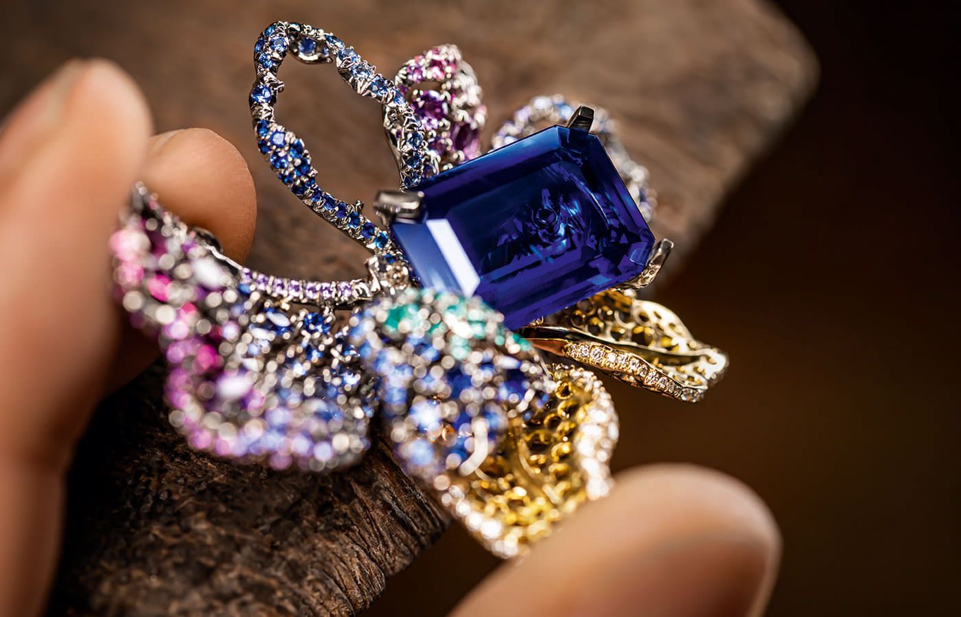  The Dior Joaillerie Rose necklace features a large blue sapphire at its centre