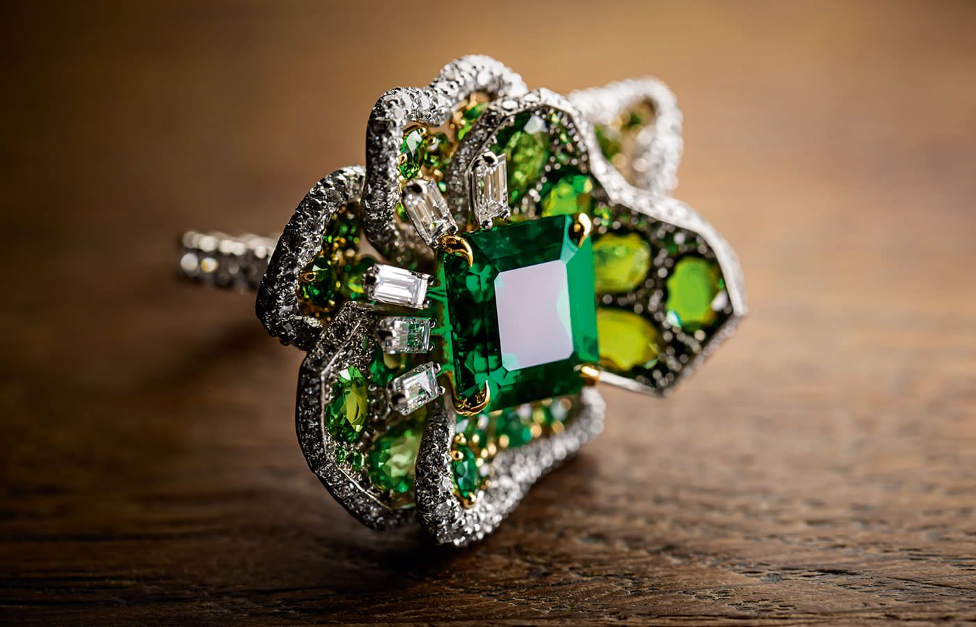  Dior Joaillerie Rose ring in white gold, yellow gold, platinum, diamonds, emeralds and tsavorite garnets from the Dearest Dior High Jewellery collection