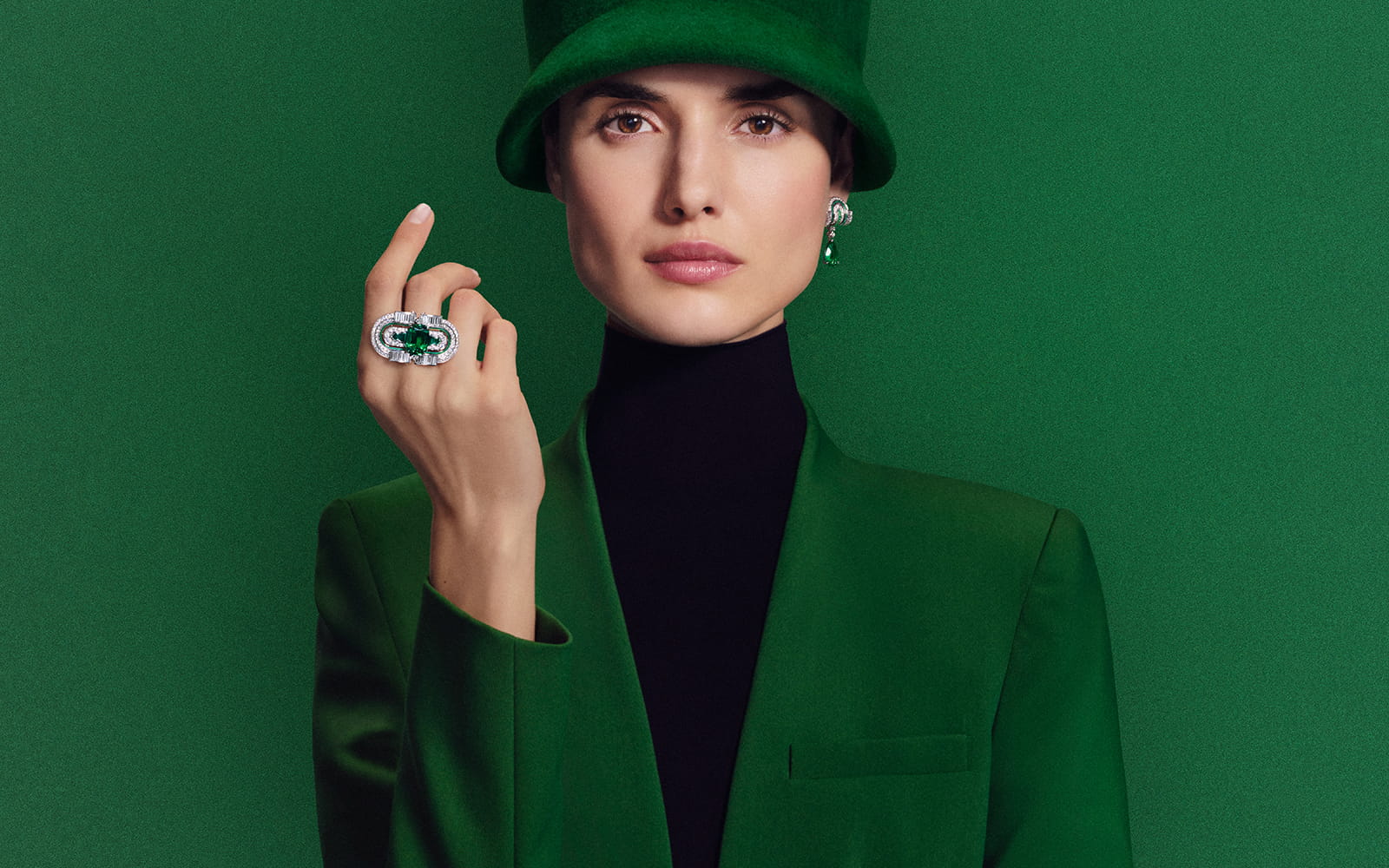 Green Garden ring with a 6.25 carat Zambian emerald and a jacket of emeralds, diamonds and green lacquer in platinum, plus a pair of pendant earrings with two Zambian emeralds for a total weight of 8.03 carats, from the Boucheron Like a Queen High Jewellery Collection