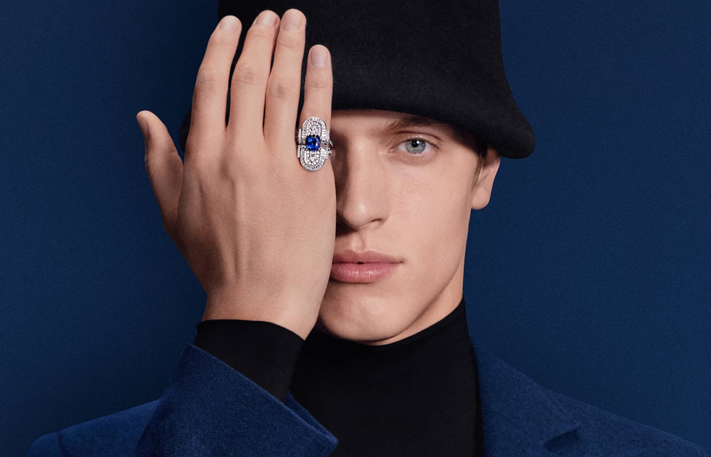  Hypnotic Blue ring set with a Ceylon cushion-cut sapphire of 6 carats, paved with diamond in 18k white gold from the Boucheron Like a Queen High Jewellery Collection
