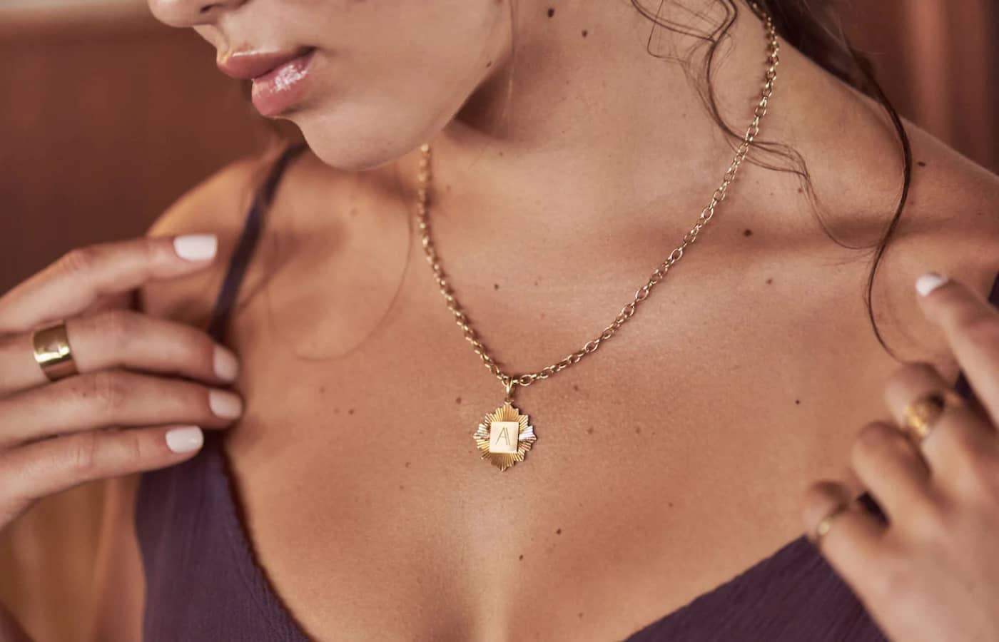  Alice Pierre Initial pendant in gold