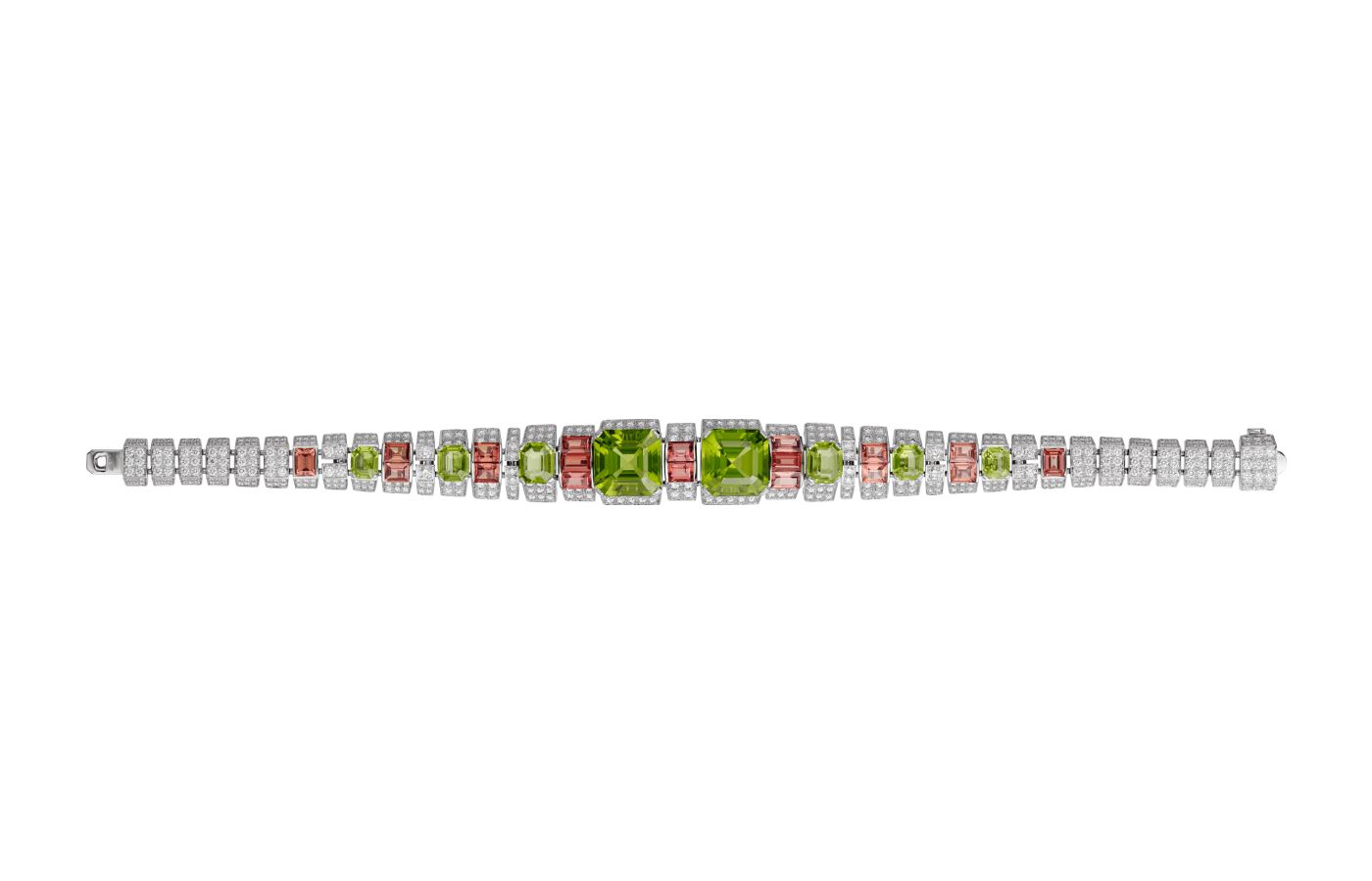   The Cartier bracelet with peridots, sapphires and diamonds worn by Amanda Seyfried at the SAG Awards 2023