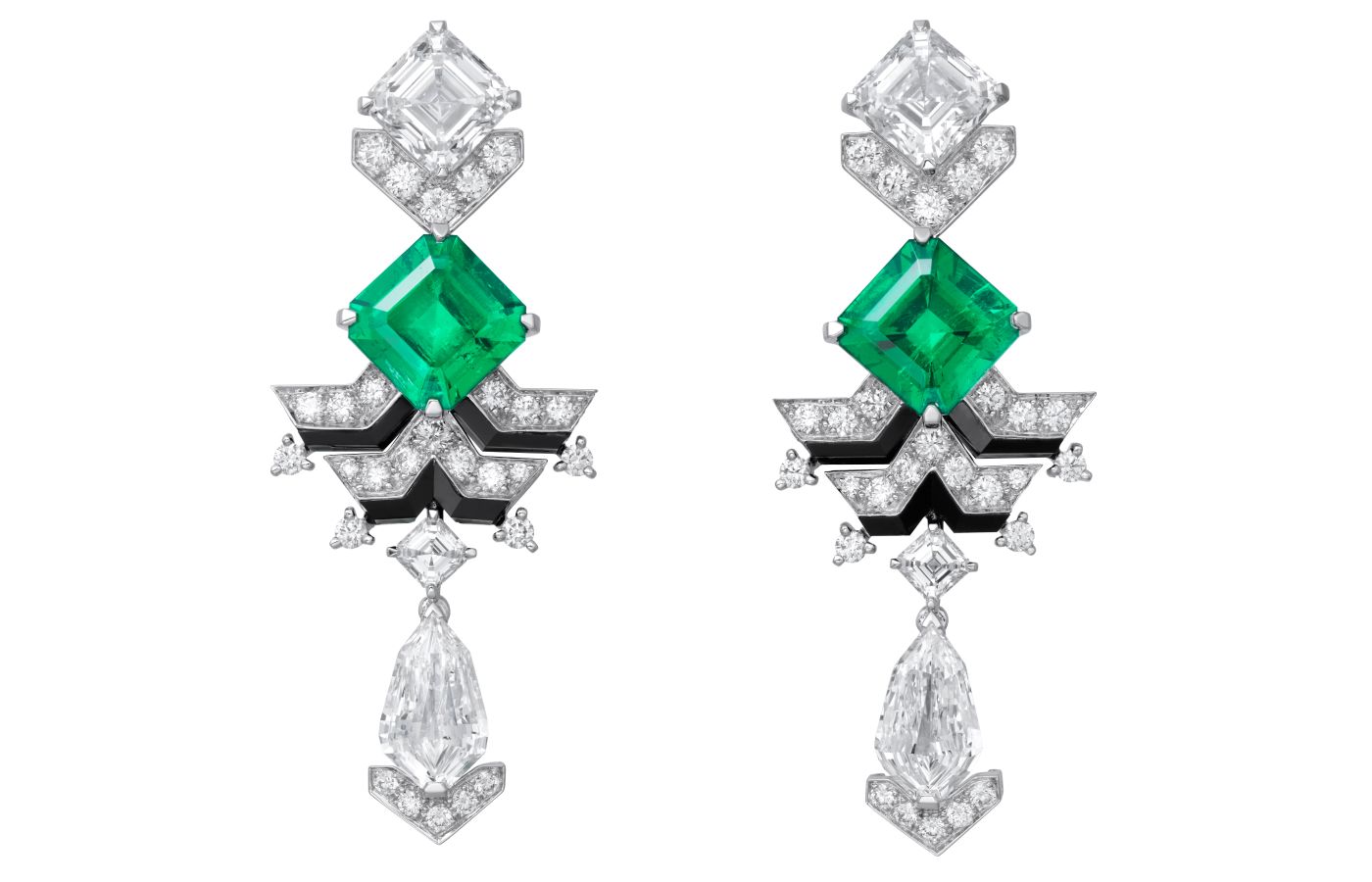  The Cartier Sixième Sens High Jewellery earrings with diamonds, emeralds and onyx worn by Amanda Seyfried at the SAG Awards 2023