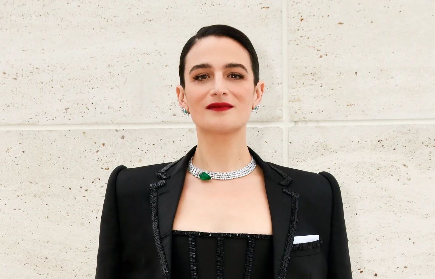  Jenny Slate wears a Gismondi choker with a pear-shaped emerald at the Oscars 2023