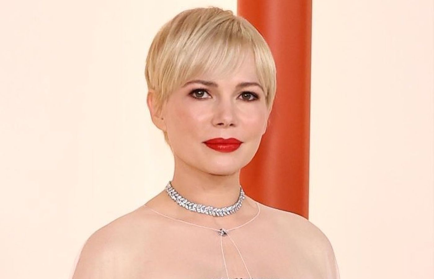  Michelle Williams wears a Tiffany & Co. diamond necklace to the 95th Annual Academy Awards