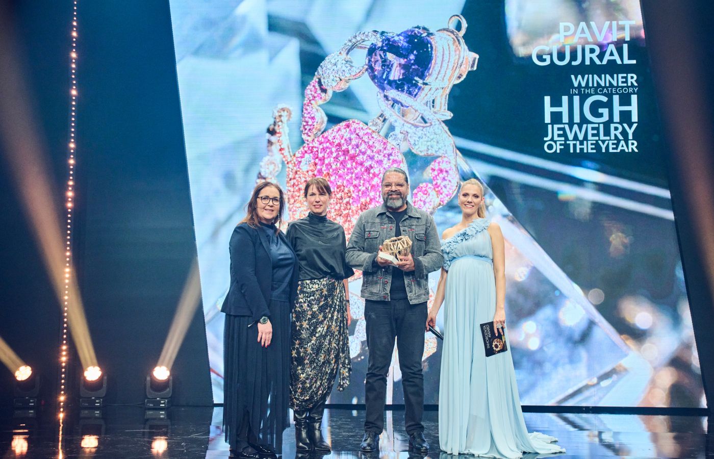 Pavit Gujral accepts the ‘High Jewellery’ award for his colourful Crab earrings with 22.90 carats of tanzanites, orange and pink sapphires, rubies, yellow sapphires, diamond briolettes and 5.55 carats of round brilliant-cut diamonds