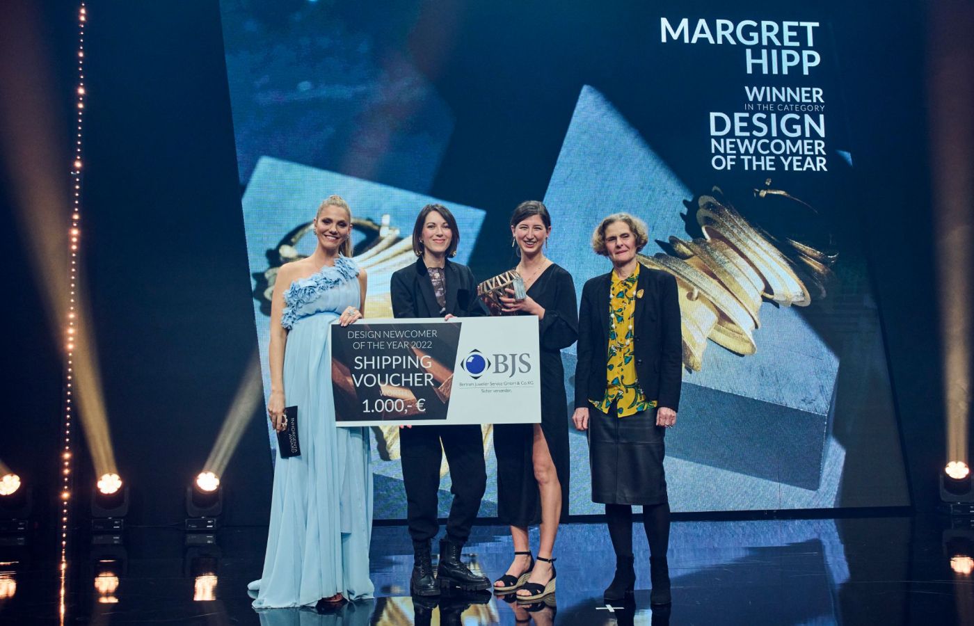 Margaret Hipp from Pforzheim Goldsmith School achieved the ‘Design Newcomer of the Year’ Inhorgenta Award for her Piscis earrings