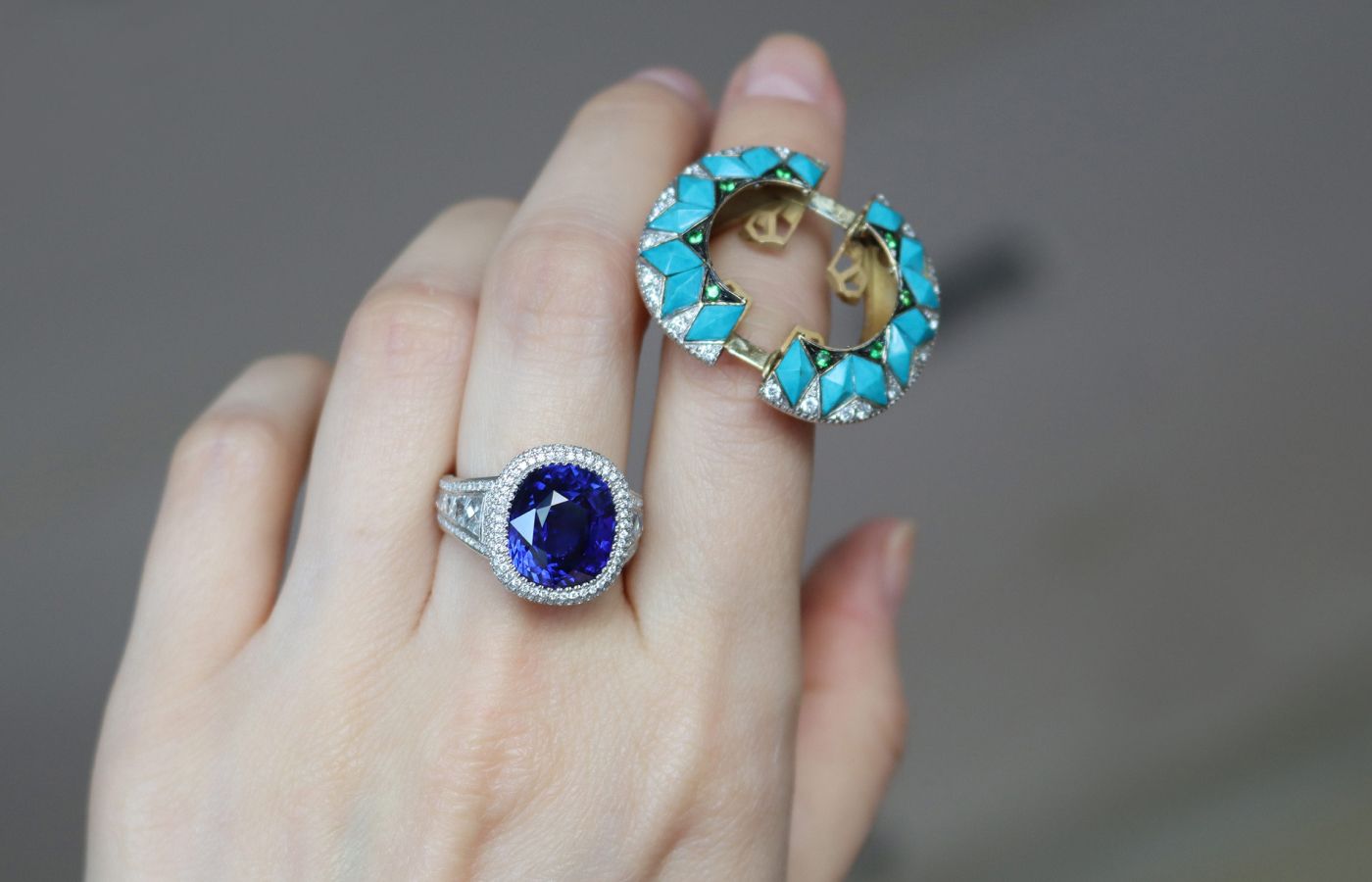  This Ricardo Basta two-piece ring with sapphires and diamonds can be worn in different ways 