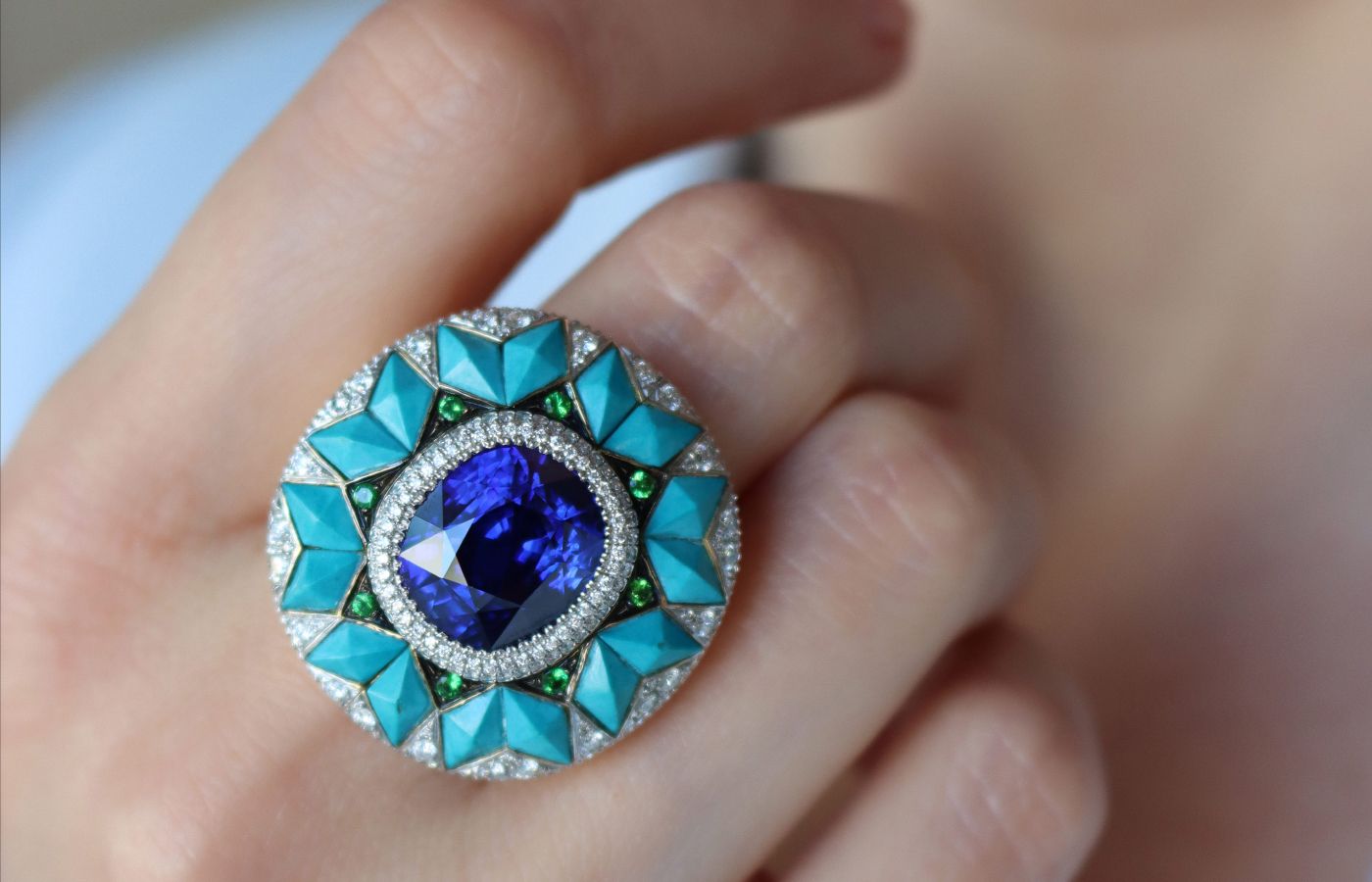  A closer look at this transformable sapphire ring with a turquoise and diamond 'jacket' by Ricardo Basta