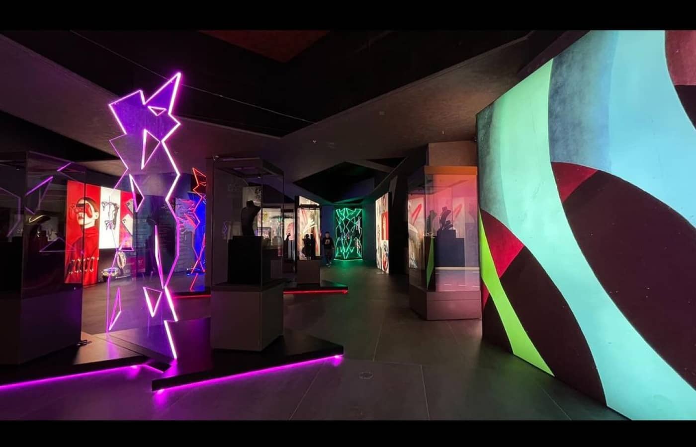  Projections at The Joy of Colour Exhibition at The Shenzhen Jewelry Museum in China