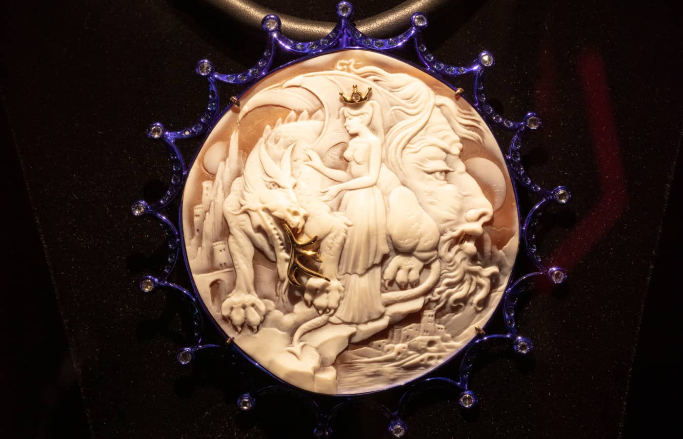  Amedeo Jewelry hand-carved pendant on display at The Joy of Colour Exhibition at The Shenzhen Jewelry Museum in China