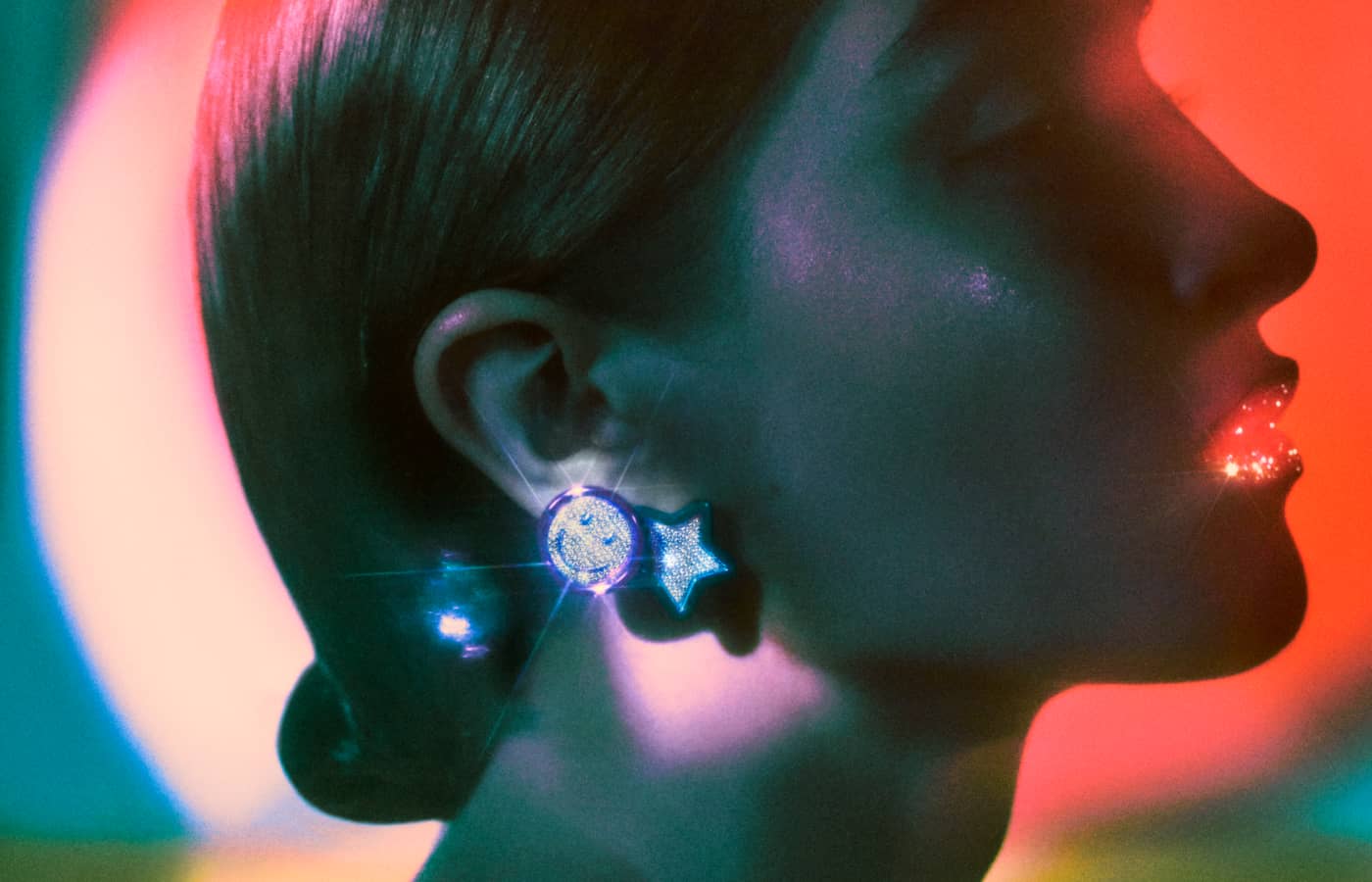  Model wearing EERA earrings in white gold, rhodium and diamond
