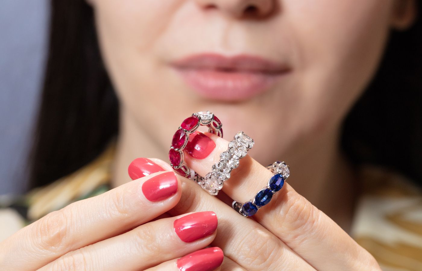 Oval-shaped diamonds and coloured gemstones are a popular choice among ARAZI customers