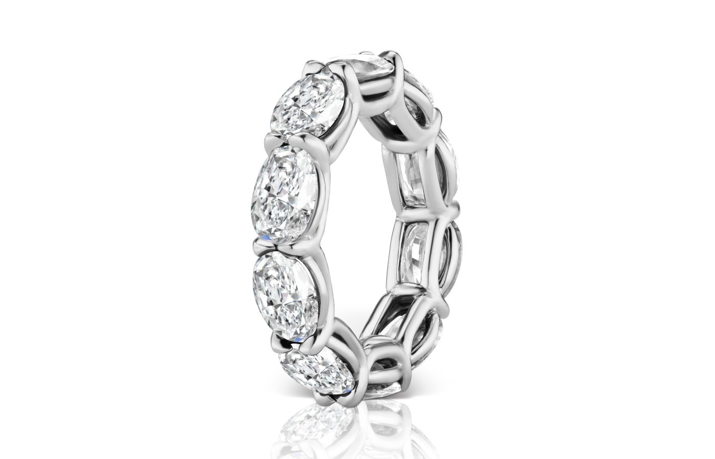  ARAZI eternity ring with oval-shaped diamonds in a scalloped setting 