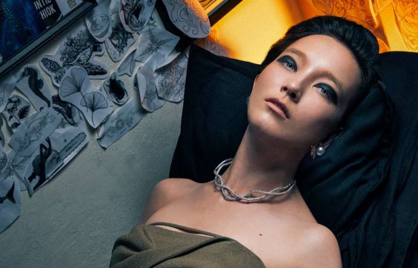 A model wears the Courage of Life choker necklace from the TATTOO collection by Simone Jewels 