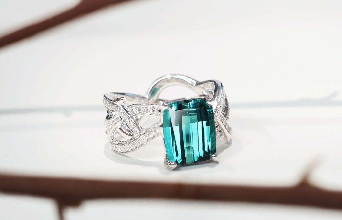  Beauty of Life ring with a lagoon tourmaline and diamonds in 18k white gold from the TATTOO collection by Simone Jewels 