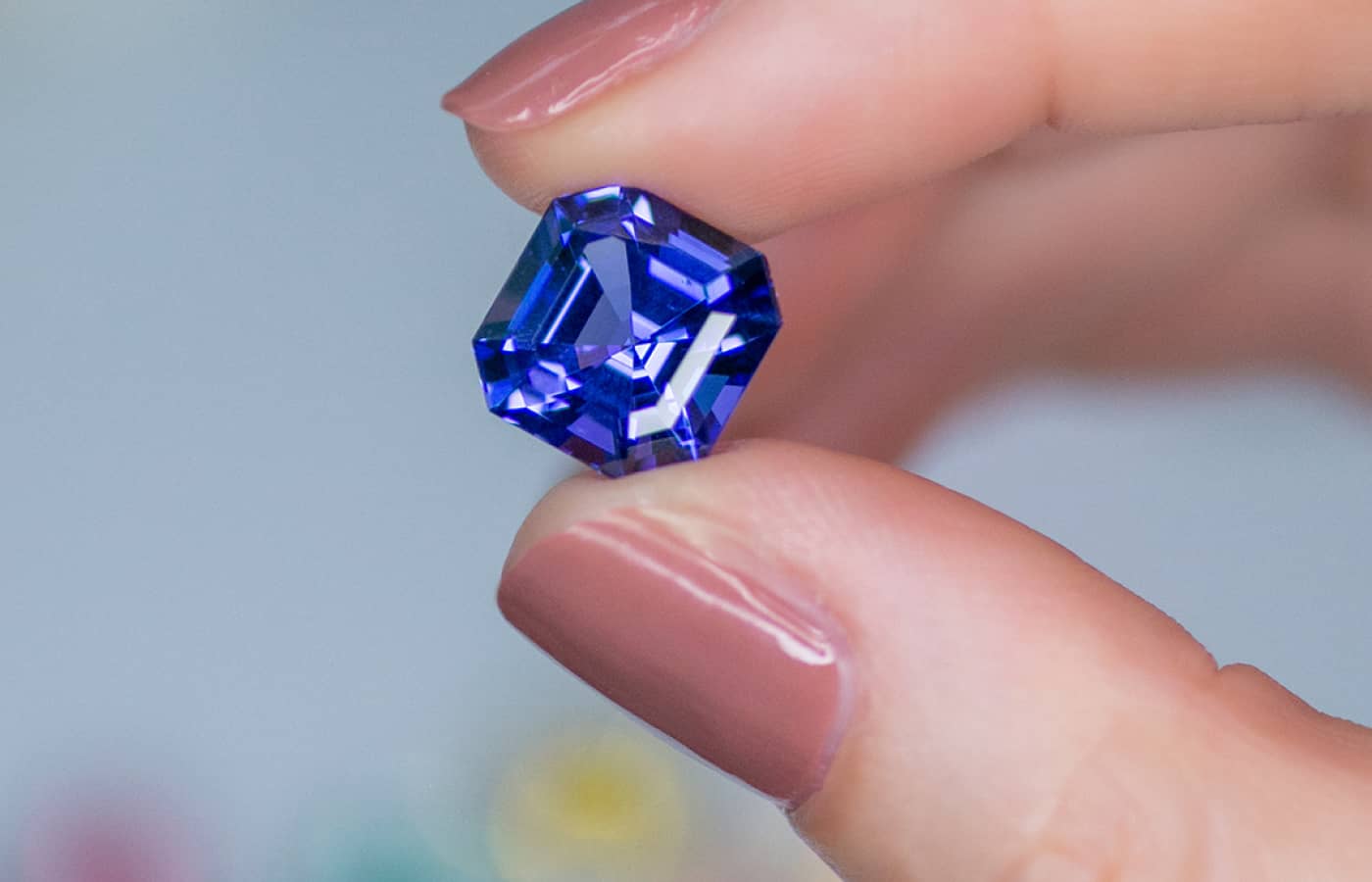  Katerina Perez holding a a 5.62-ct Gemhype tanzanite