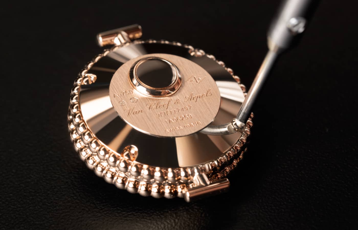  In fluid lines, the watches bear a round shape bordered with a double row of golden beads