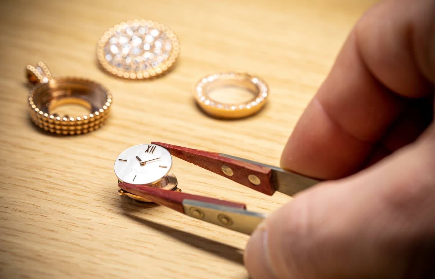  Assembling the dial of the Van Cleef & Arpels Perlée Secret Pendant watch