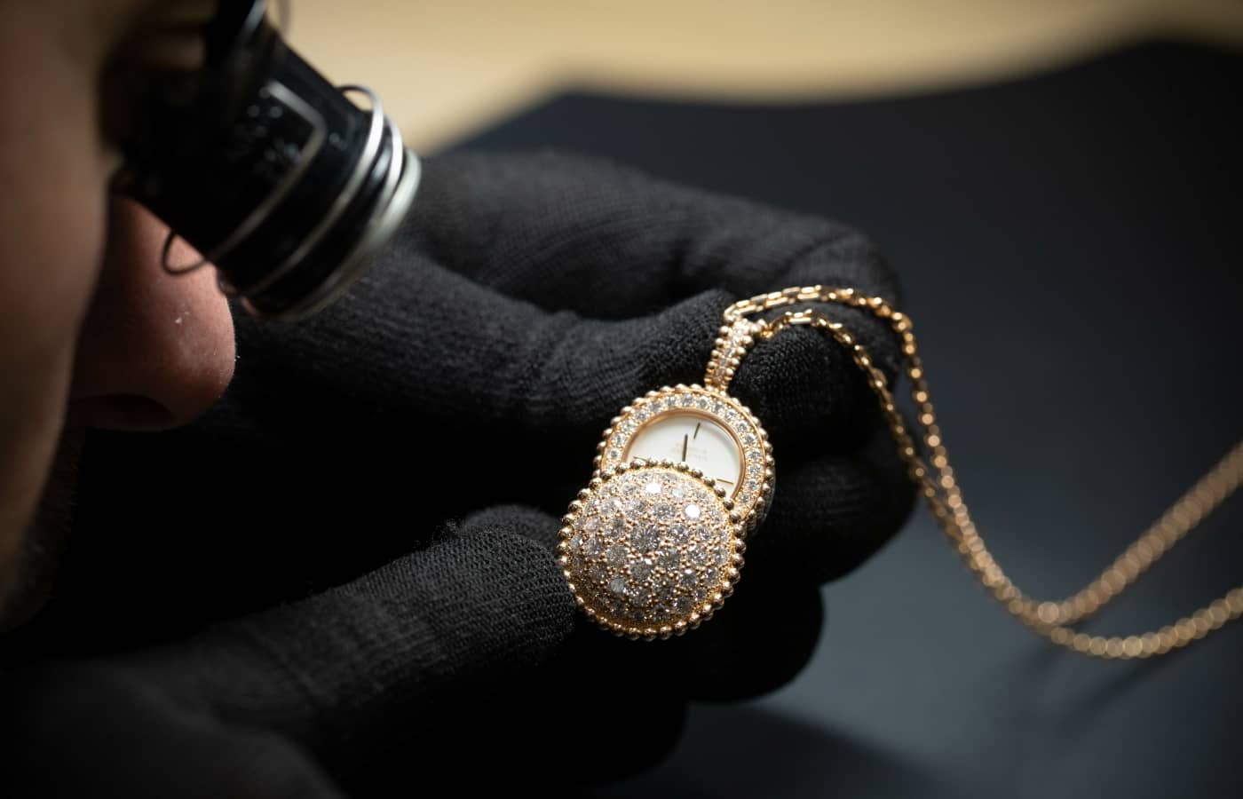  Van Cleef & Arpels Perlée Secret Pendant watch in gold,  white mother-of- pearl and diamond 