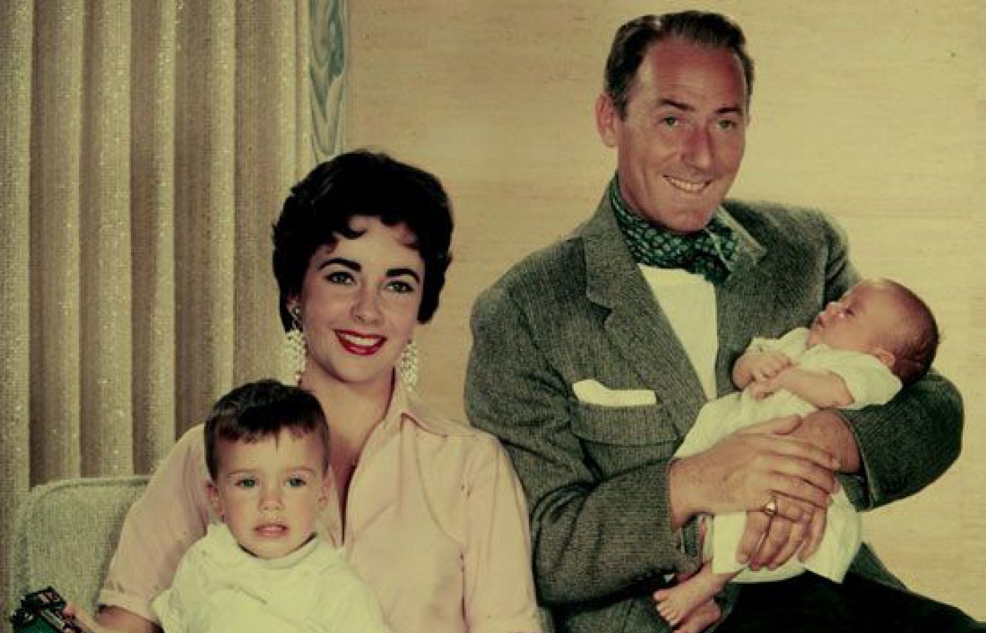  Elizabeth Taylor wearing drop diamond earrings