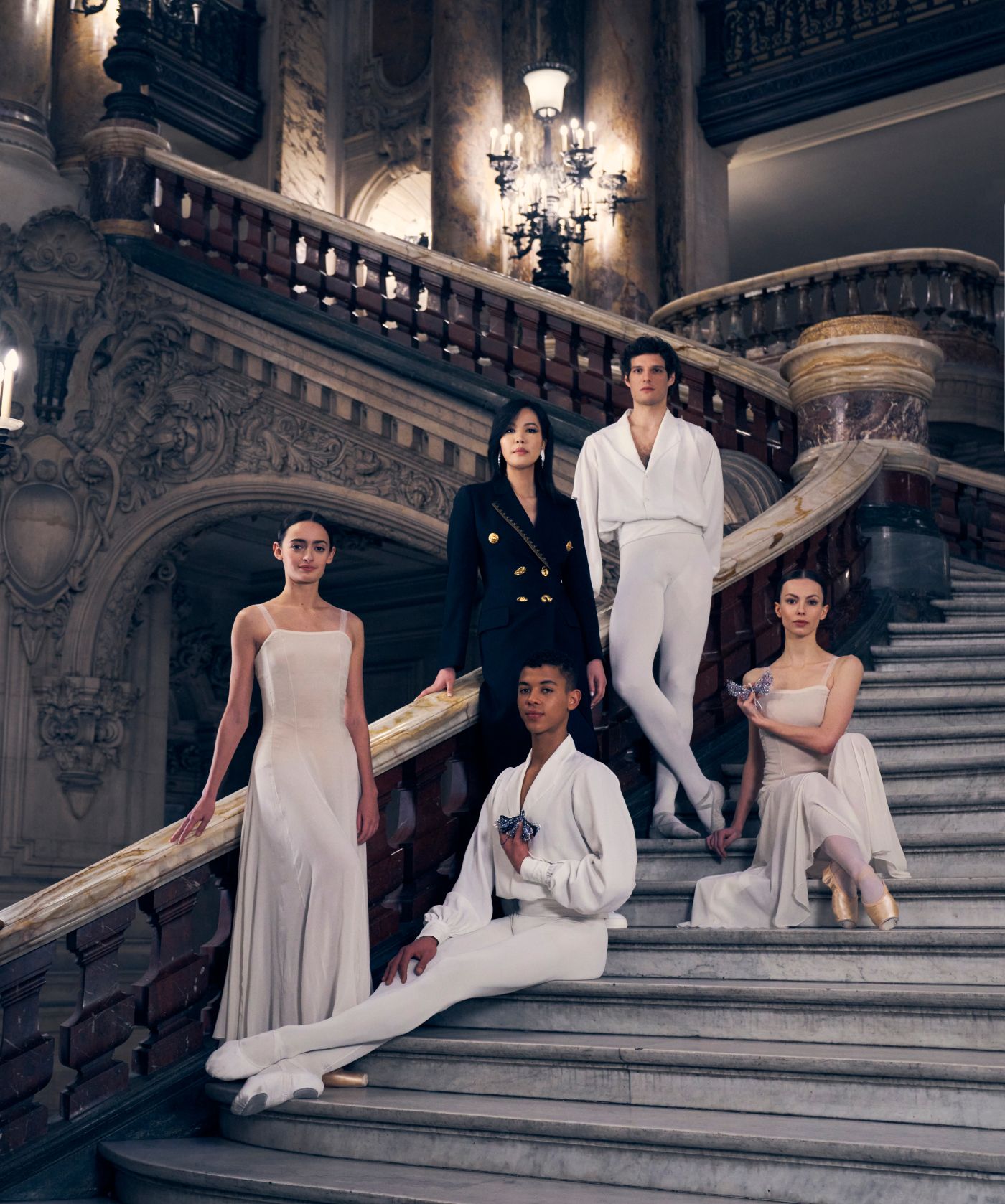 Clockwise from left to right: ballet dancer Adèle Belem, artist jeweller Feng J, ballet dancer Mickaël Lafon, Première Danseuse Bleuenn Battistoni holding the ‘Blooming Dragonfly Diva’, and Étoile Guillaume Diop holding the ‘A Dragonfly Wearing Moonlight’. Photo credit: James Bort